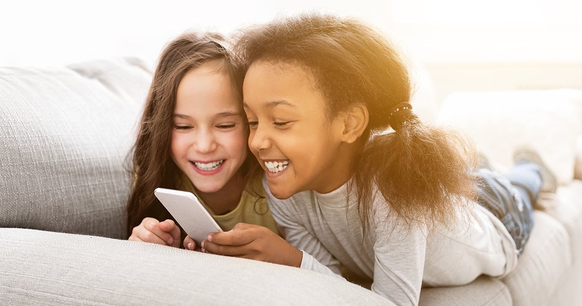 womenshealth's tweet image. 📱 Girls who spend 2+ hours a day on recreational screens may be at higher risk for #anxiety, sleep issues, & less #PhysicalActivity. Help set healthy limits & encourage active breaks during National Women’s Health Week! Access #ScreenTime tips ➡️ ms.spr.ly/6013SwfRf
#NWHW