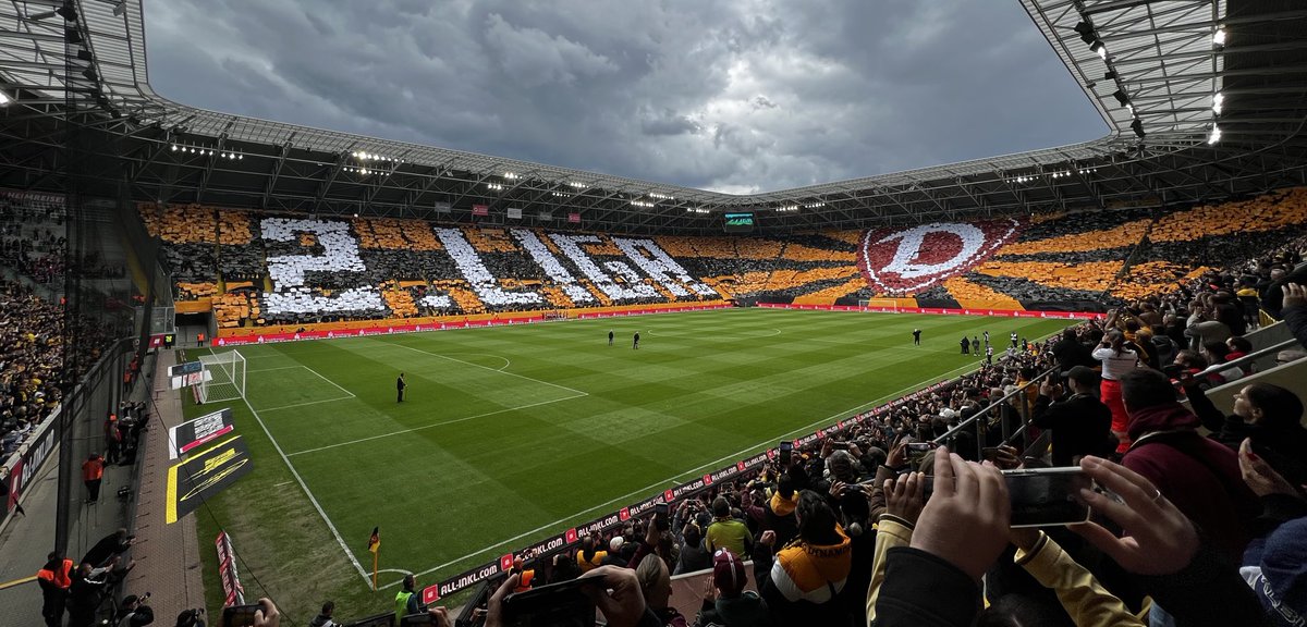 Evohcadoh's tweet photo. tolle Saison, ich freue mich auf die nächste #sgd1953 🖤💛 https://t.co/dAPHFKGYnt