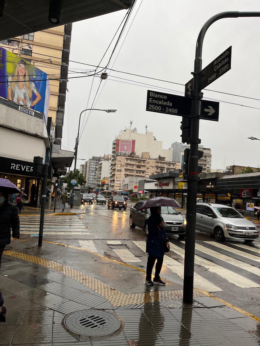 Blanco Encalada y Cabildo.
Sábado, 11.58 de la mañana.
En pocas horas cayeron más de 120 mm de lluvia. Llovió más que el promedio de precipitaciones de todo el mes de mayo.
No se inunda más.