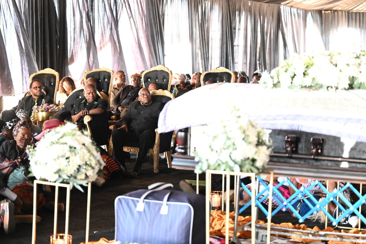 ZANewsFlash's tweet photo. PICS: MK Party’s President Jacob Zuma, ANC's Dr Zweli Mkhize, Senzo Mchunu and Deputy Minister Jomo Sibiya attended the funeral of Busani Ntshebe Khuzwayo, a lead singer for Maskandi band, Ingane Zoma.
The funeral took place at Qhudeni in Nquthu in northern KwaZulu-Natal earlier today. 
Khuzwayo was the composer of the many pro-Zuma songs the band released between 2005 and 2011 - The News Box