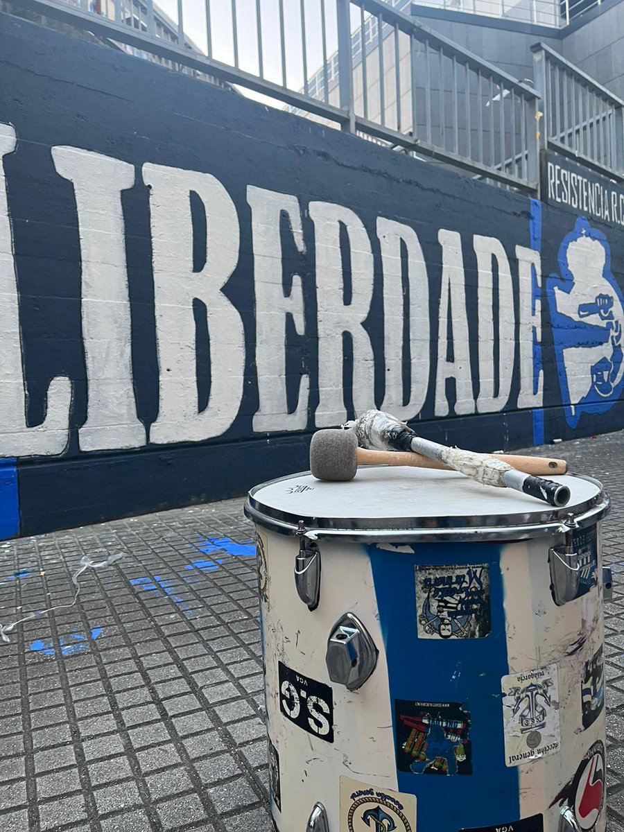 RB1987Oficial's tweet photo. Abandonamos a nosa bancada porque non imos aturar máis represión. 

No capítulo de hoxe: o roubo de tifos e faixas que cumprían as súas normativas.

En capítulos anteriores: persoas identificadas por levar roupa do grupo e bandeiras secuestradas pola Policía Nacional. https://t.co/7rr02DQsjn