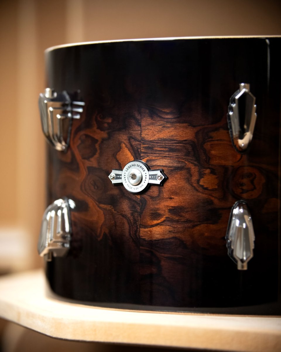 A finish that speaks volumes 🔊

Windsor Dark HGL offers a deep chocolate swirled veneer with a high-gloss finish, ideal for drummers looking for both style and class.

Available in Legend and Lounge Series 🥁

#britishdrumco #windsor #drumkit #factorylife #madeinbritain