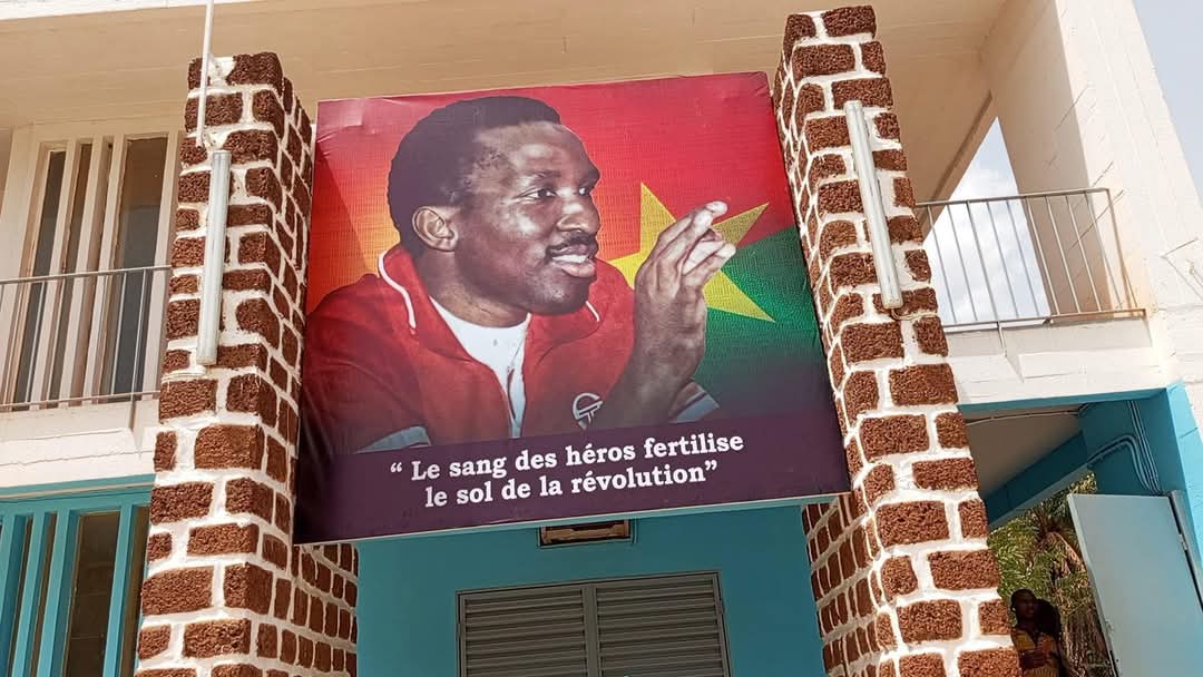 Le Capitaine Ibrahim Traoré va inaugurer le Mausolée #ThomasSankara et ses 12 compagnons construit dans l'enceinte du Conseil de l’entente à Ouaga où ils ont été assassinés le 15 octobre1987. C’est en ce lieu que trône également la statue géante du père de la Révolution burkinabè