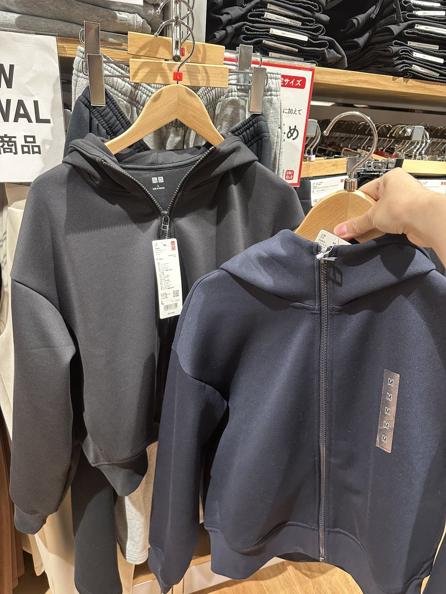 emaadelaide's tweet photo. Ini pilihan warna dan keterangan size di tag jaket nya ya

Size S 77-83cm
Size M 80-86cm
Size L  86-92cm
Size XL 92-98cm

Di tag harganya masih 3990 yen, jadi cocok bgt buat kasih kado 😄 https://t.co/lCUr3TVYYQ