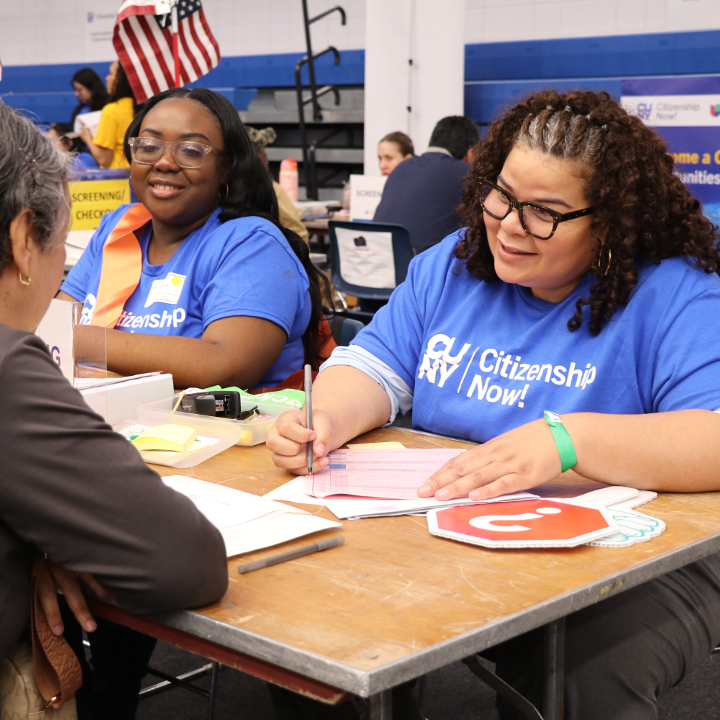 CUNYCitizenship's tweet image. 🇺🇸 Welcome to our CUNY Spring Citizenship Drive, “Become a Citizen: Opportunities Await” — our largest event of the year. We’re in #Manhattan, thrilled to see so many permanent residents ready to get help with their #citizenship applications. 🇺🇸👏