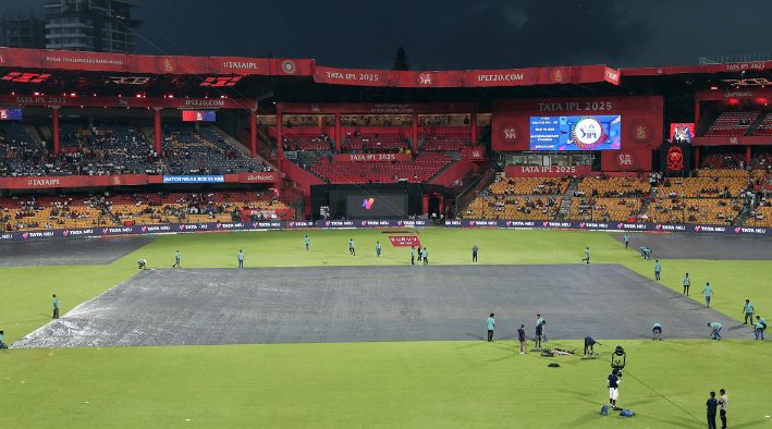 Hemant_183's tweet photo. Good News 📰 For Fans The Rain has almost stopped At Chinnaswamy Stadium 🏟️❤️‍🩹 and the groundstaff has started their clean-up operation🫵🏻😇
Fans Chanting RCB..🤍 RCB..❤️‍🩹 And Virat.. Virat..

"RCB vs KKR"
"Bangalore" #chinnaswamystadium #TATAIPL #IPL2025 https://t.co/k7dVN1utrp