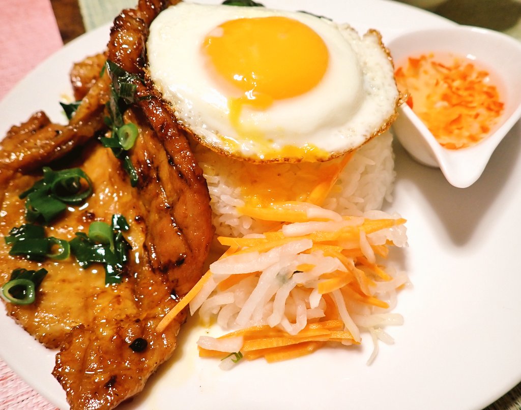 Cindytaiki's tweet photo. #ベトナム風コムタム
#ベトナム料理
#ComTam
Cơm tấm 🇻🇳 by Cindymama.
Món ăn cuối tuần ❤ https://t.co/uCtYGKVi7B