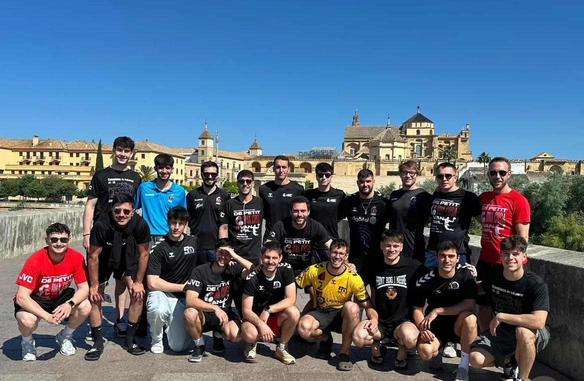 Resultats de la primera jornada de la Fase d’ascens a Divisió d’Honor Plata i horaris de la segona.

Handbol Sant Cugat i Mubak BM la Roca han debutat amb victòria davant de Galdar i Anaitasuna, respectivament.

El primer de cadascun dels tres grups de la fase puja directe mentre