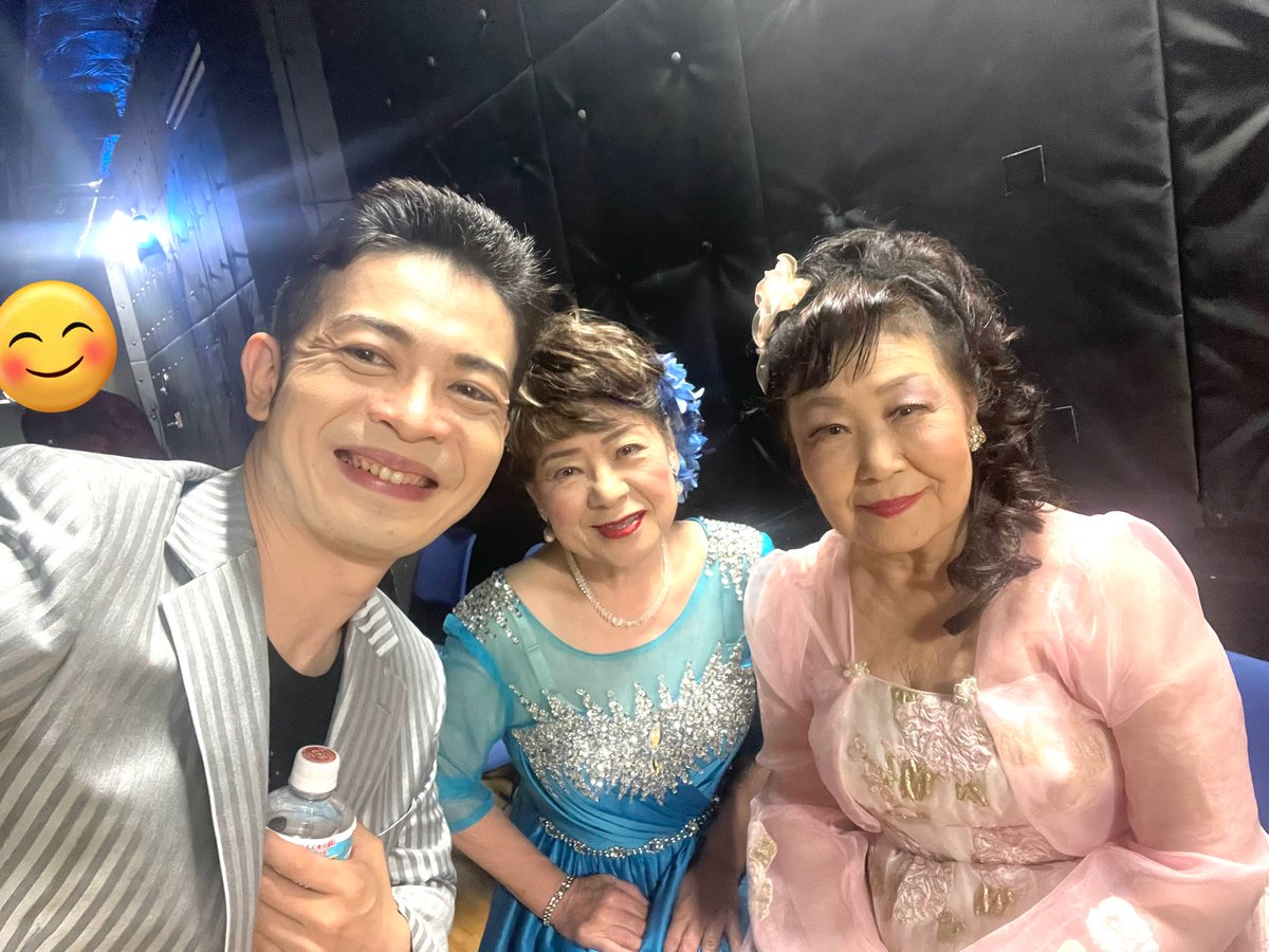 ennkadayo's tweet photo. こんばんは♪
本日17日(土) 

千葉県我孫子
けやきプラザふれあいホール
第10回クローバーカラオケ発表会にて

#木内いくえ　先生のはからいで急遽歌わせていただきました🎤

いつも優しい　#NOBUKO さんや　久しぶりの　#村木佑子　さんと📷✨ https://t.co/WVCzUn5qsB