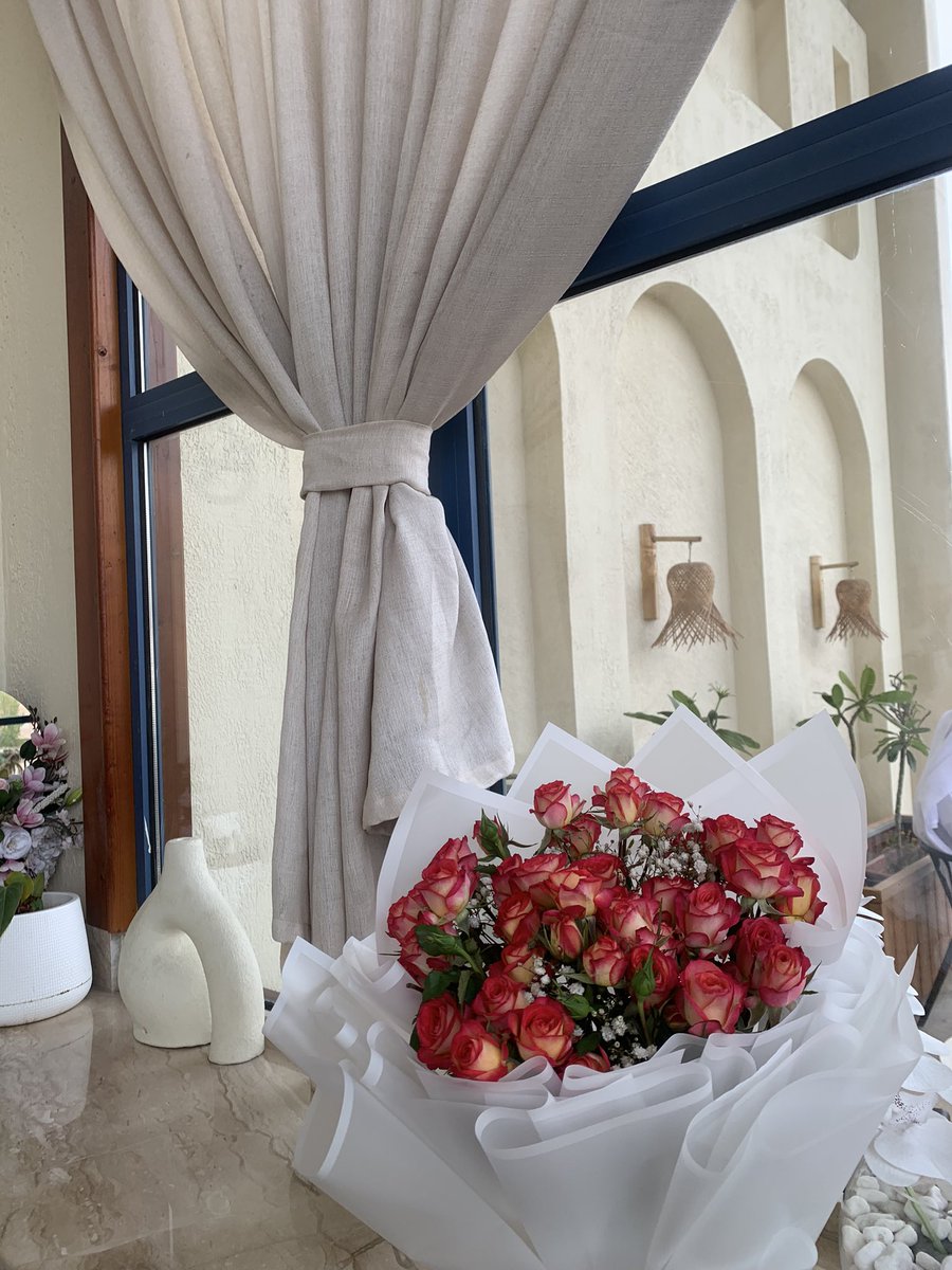 أما نحن فلا يليق بنا إلا الورد
سواء كان بالراء او بدونها ..🤍