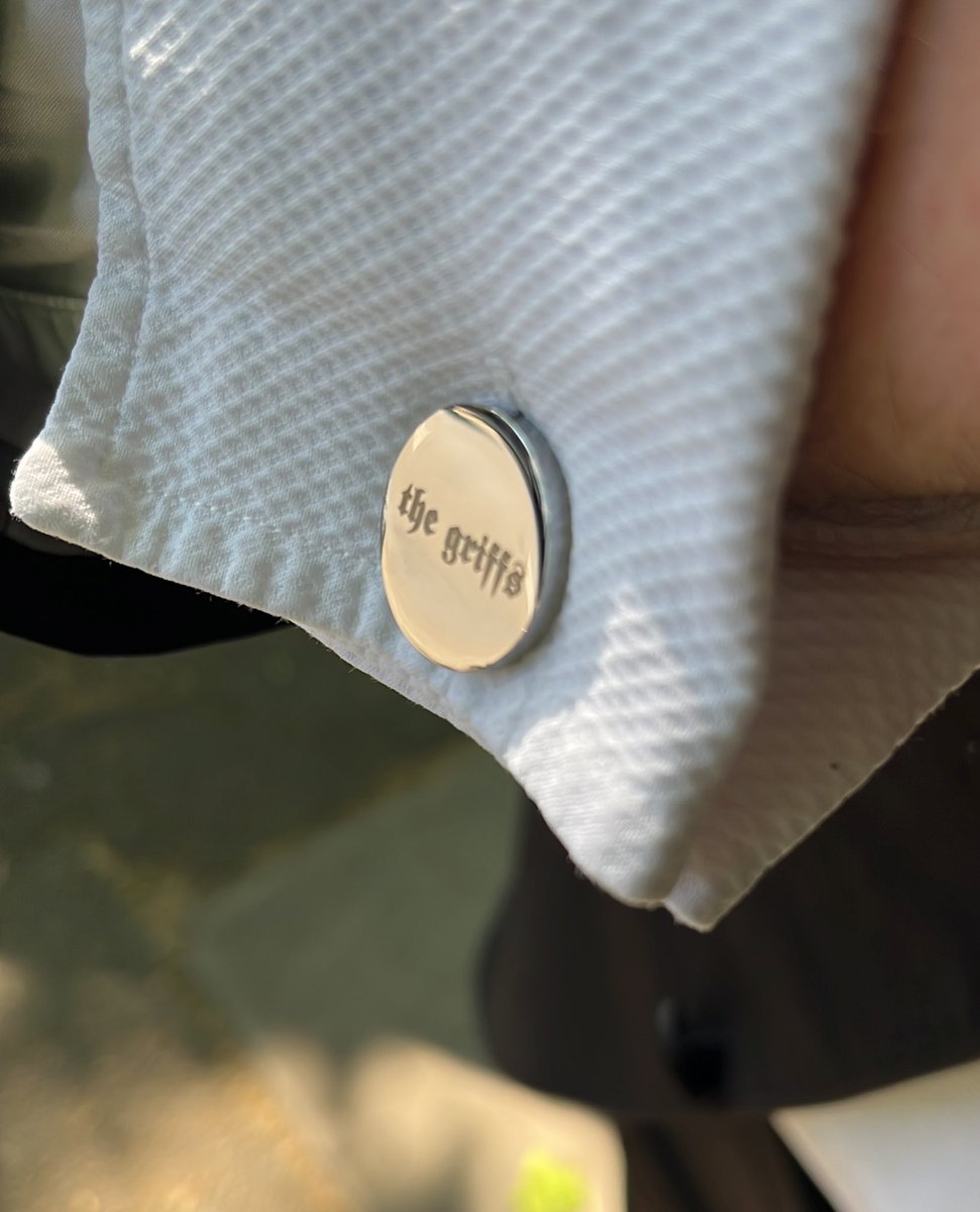 Dinner suit on👍
Suitable cufflinks on 👍
Off we go !!!