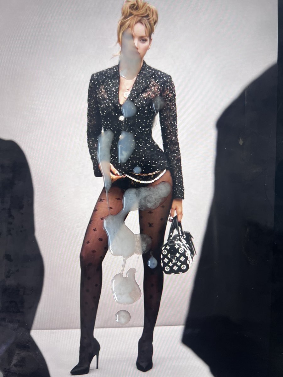 Lisa现在就是纯粹的婊子 红毯之前还要服务金主群p 一人直接骑在母狗脸上 揉胸猛干骚嘴 身下更是双洞齐开逼水四溢 黑丝骚腿还要供给黑人保镖的大屌 最后泰国妓女带着满阴道和屁眼的精液走秀 高跟里还有黑人的浓精
#LISA #意淫明星 #意淫同学 #意淫朋友 #射屏 #射屏明星 #射屏返图 #射屏女友 #射屏身边人