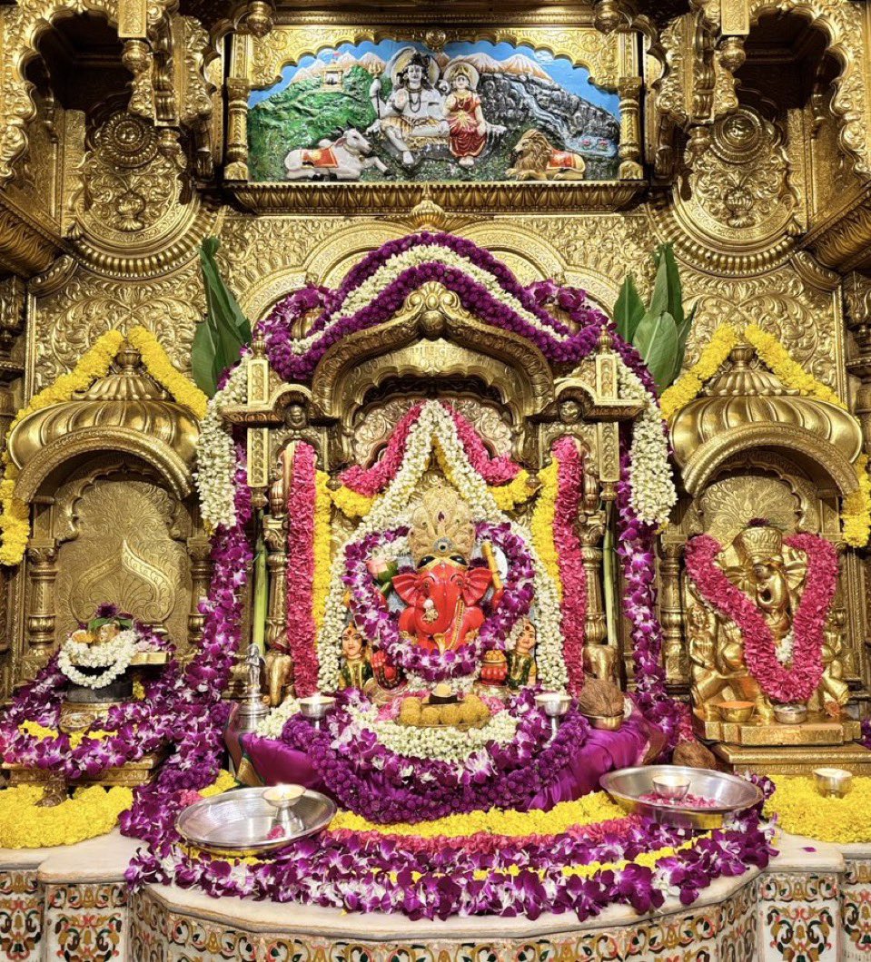 GloryofGanesha's tweet photo. 🙏 🌹💐🍃श्री गणेशाय नमः 🍃💐🌹🙏

श्री सिद्धिविनायक #मुंबई चा राजा प्रातःकालीन आरती श्रृंगार दर्शन। 

Shri Siddhivinayak #Mumbai cha Raja  Pratakalin Aarti Shringar Darshan.

१७ मई २०२५, शनिवार, वैशाख कृष्ण #पंचमी 
17 May 2025, Saturday, Vaishakh Krishn #Panchmi https://t.co/aY2YtV7uSA