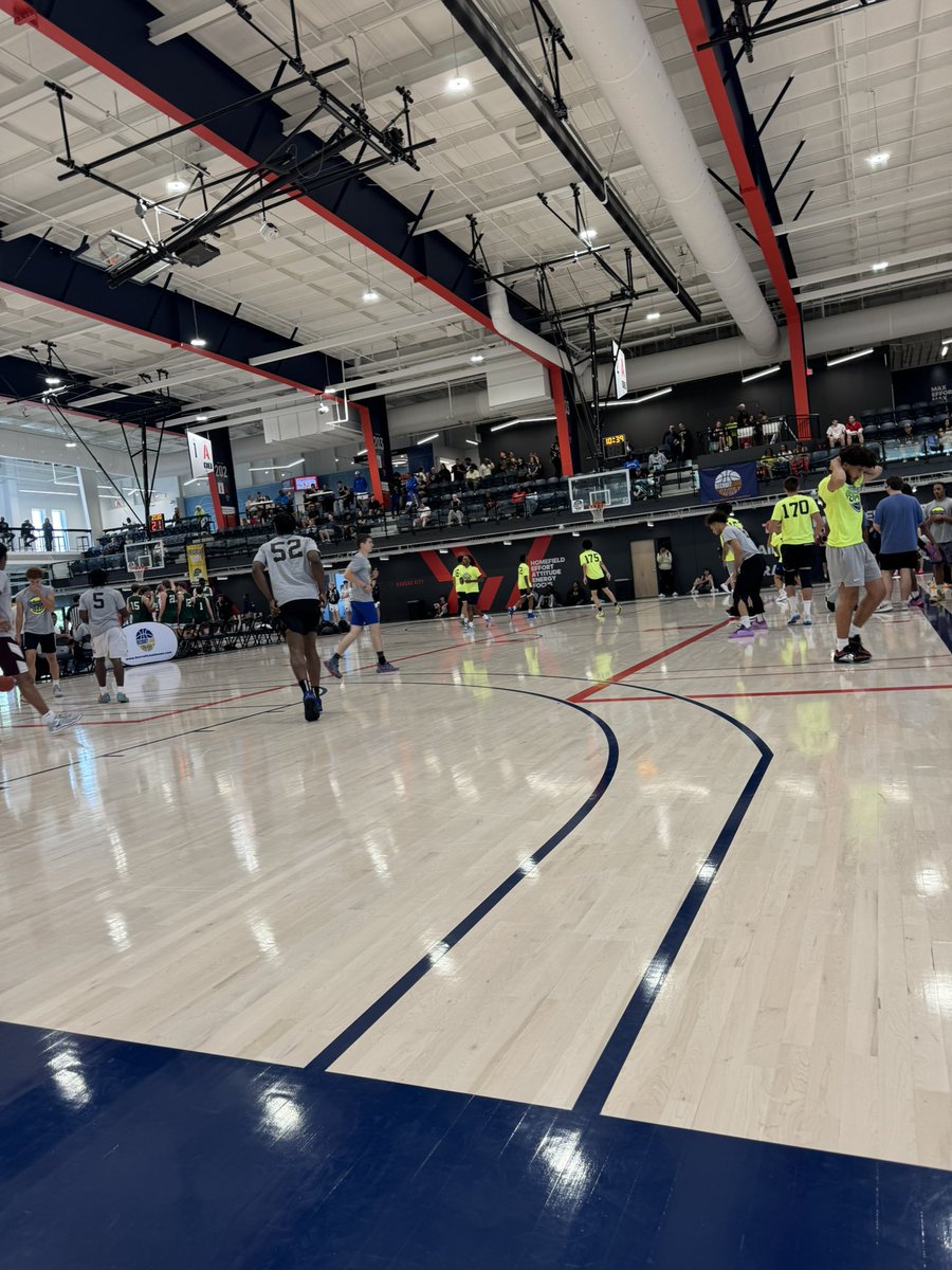 MSUCometsMBB's tweet photo. Taking in the @JUCOShowcase in Kansas City! On the search for future Comets โ๏ธ๐ซ๐ตโช๏ธ๐๐
#FutureComets | #CometBall | #TheVille https://t.co/bnx5Ni2291