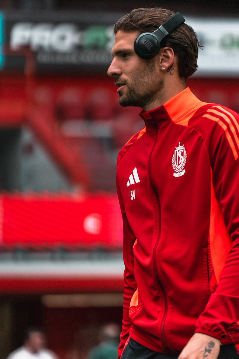 Standard_RSCL's tweet photo. Arrivés. 🎧

#STADEN #COYR 🔴⚪️ https://t.co/rBTaUXHNcz