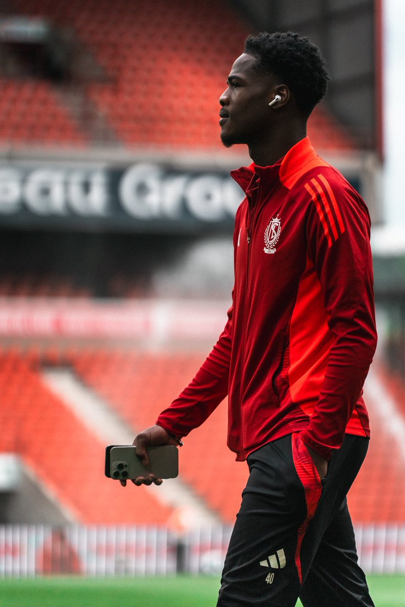 Standard_RSCL's tweet photo. Arrivés. 🎧

#STADEN #COYR 🔴⚪️ https://t.co/rBTaUXHNcz