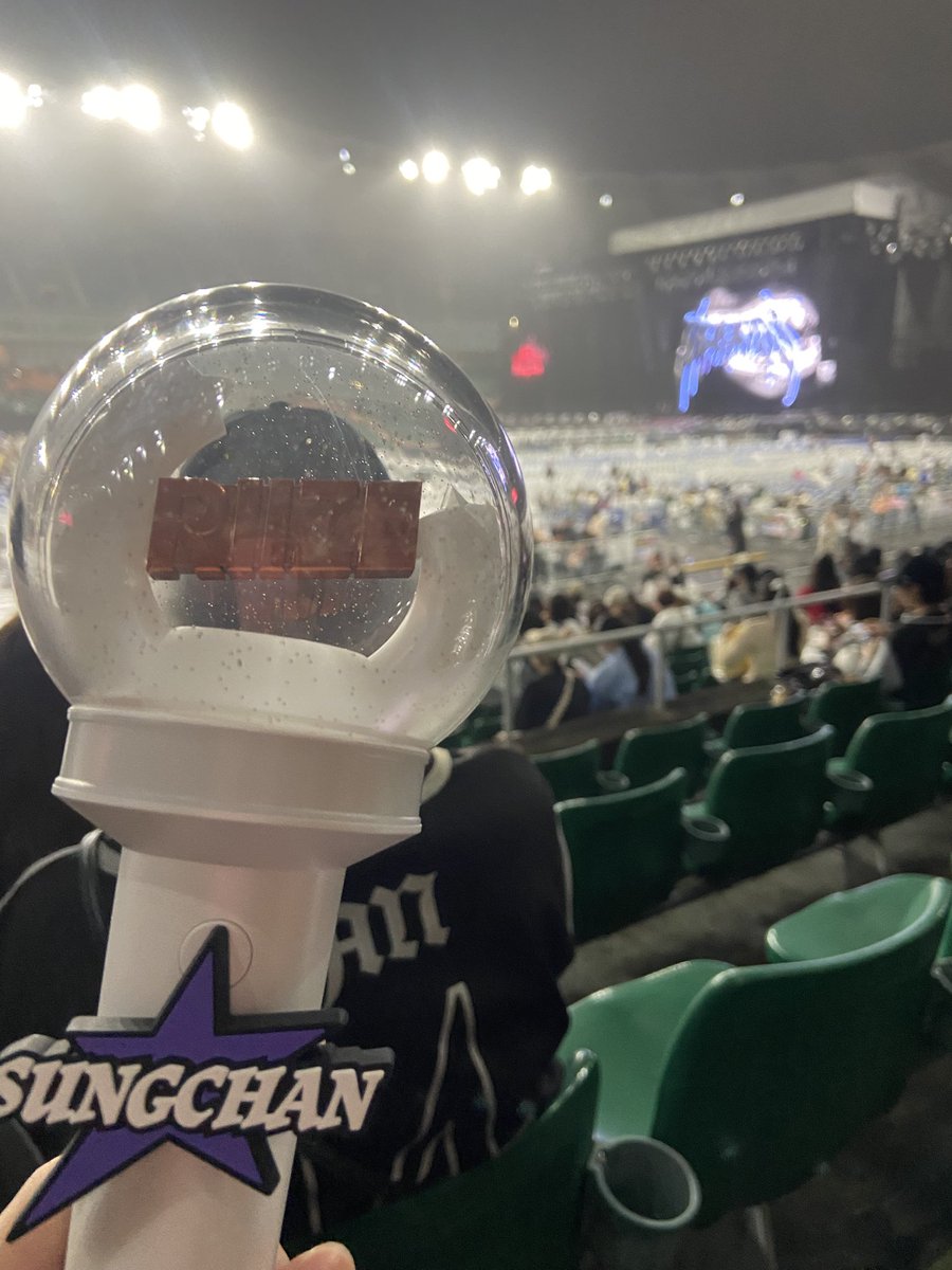 Sxmn92's tweet photo. 形が似てるから中身確認せずにペンラ持って来たら、スキズとRIIZE間違えてて超笑った。流石にRIIZE振る勇気はなかったのでタオル振ってた。 https://t.co/qB3FGx2oRg