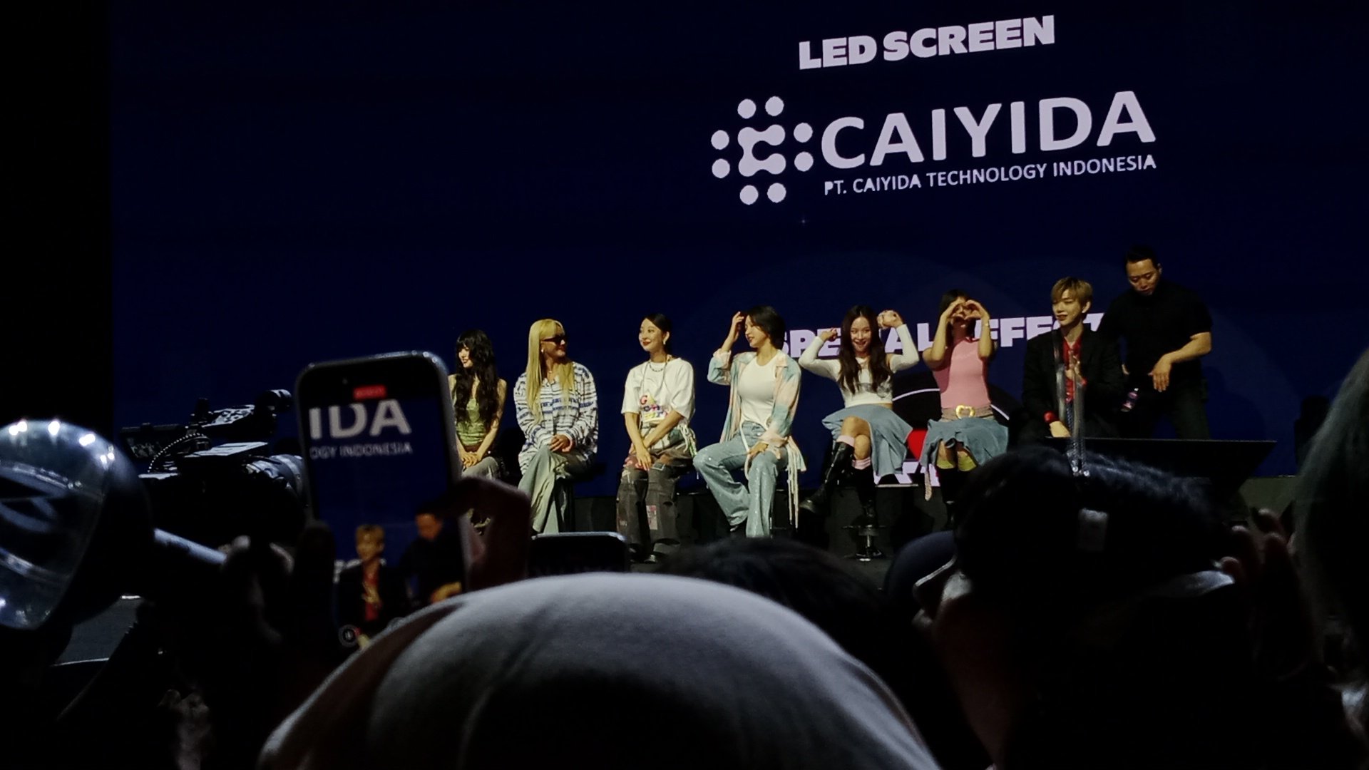 GrKRy58WEAAARDV?format=jpg&name=large