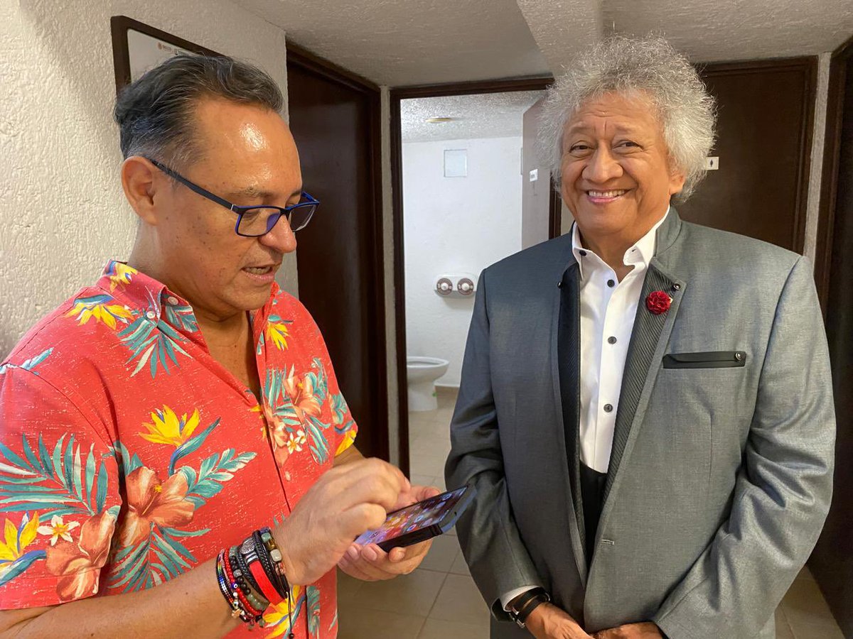 ProyectoBrujula's tweet photo. 🤣 🎭 El gran comediante mexicano, JO JO JORGE FALCON dió dos funciones llenas de risas, buen ambiente y sobretodo excelente diversión para los cientos de asistentes que fueron al Teatro de Cancún.

Ya sabemos de qué peca Falcón, quien está cumpliendo 50 años de trayectoria. Nuestro editor Esteban Torres tuvo la oportunidad de entrevistarlo y sacarle sus #SietePecados capitales, mismos que podrás encontrar en la siguiente edición de tu revista #ProyectoBrújula del mes de junio, tanto en redes sociales, digital, web y en el impreso. No te los pierdas.