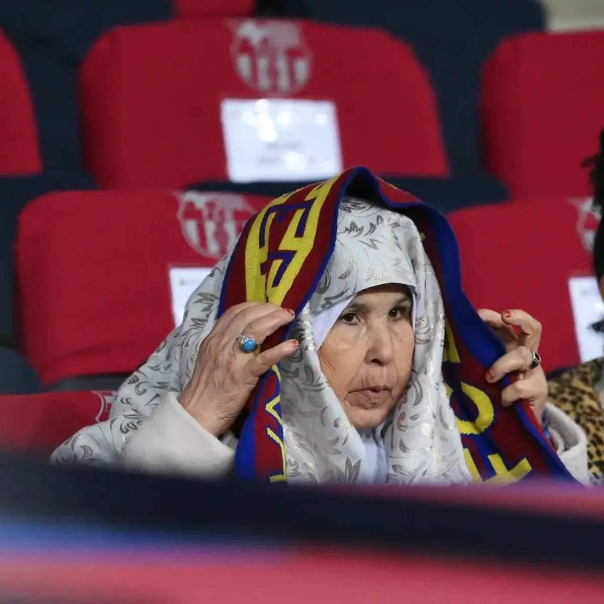 Elle quitte tout au Maroc et immigre seule en Espagne dans les années 1990, avec pour seules ressources ses dernières économies.
L'Histoire de la grand-mère de Lamine Yamal qui a tout sacrifié➡