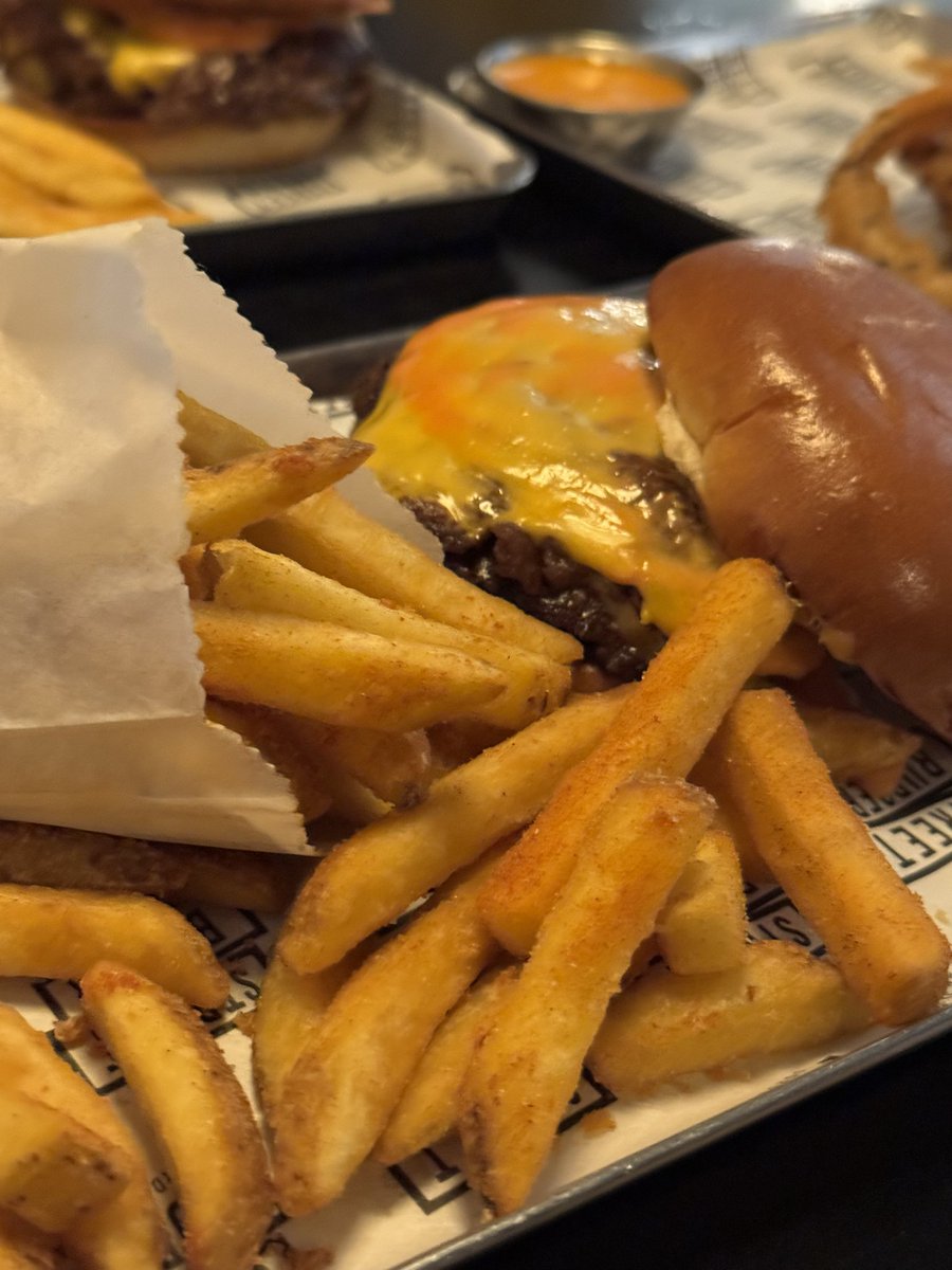 VerucaSalt78's tweet photo. Just had the most amazing lunch @GordonRamsay Street Burger O2, the best burger I’ve ever eaten and the onion rings are superb. #amust #burger #onionrings https://t.co/ABhLysQ5at