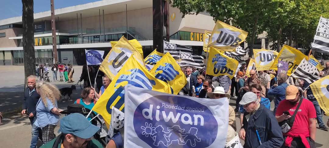 Lydie Massard (@lydiemassard1) on Twitter photo 2000 à Rennes pour Diwan, le breton et la culture bretonne !
L’UDB en force pour exiger :
#Brezhoneg yezh ofisiel !
Une langue pour vivre, créer, transmettre.
Place au breton dans la vie publique, maintenant !
<a href="/UDB__/">Union Dém. Bretonne</a> 2000 à Rennes pour Diwan, le breton et la culture bretonne !
L’UDB en force pour exiger :
#Brezhoneg yezh ofisiel !
Une langue pour vivre, créer, transmettre.
Place au breton dans la vie publique, maintenant !
<a href="/UDB__/">Union Dém. Bretonne</a>