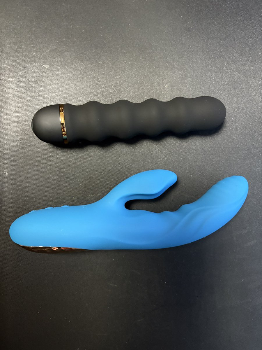 EOR_9cp_42's tweet photo. 新しいおもちゃが仲間になったよ

黒いバイブは固定さんにあげたから2本の購入
前にも後ろにも使えるからお気に入り

ドンキで買えるから手に入りやすいのもよい https://t.co/b93NIdEkrf
