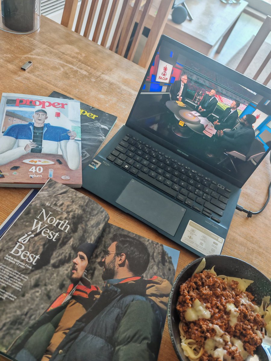 Pasta, propermag ja BBC:n  studiossa perinteisesti tummat puvut päällä. #FACupfi