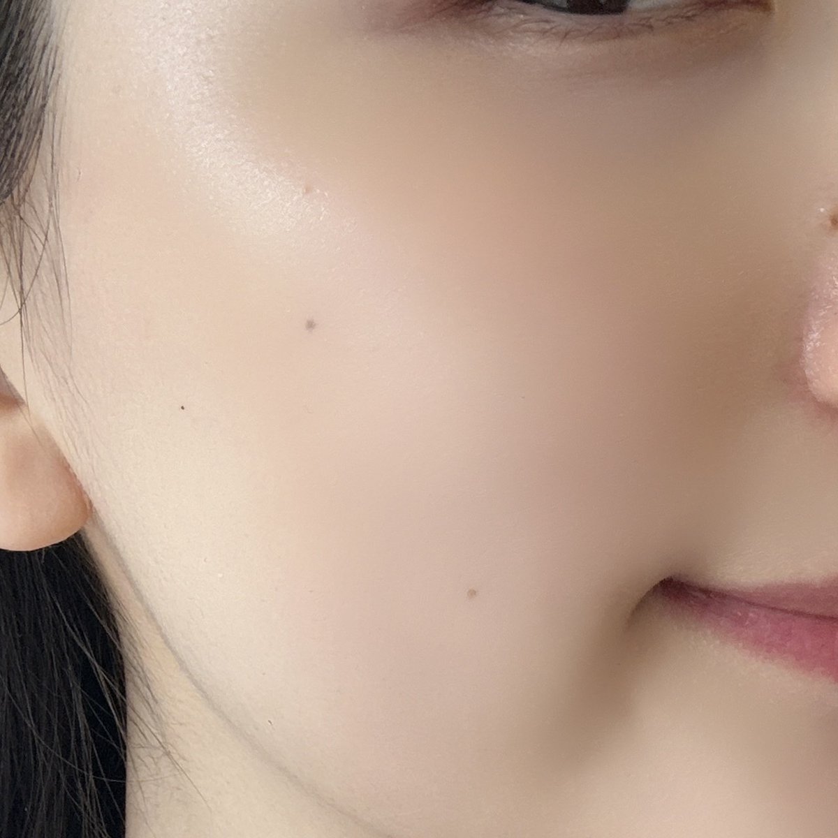 maromaro_beauty's tweet photo. プチプラなのに優秀！ってバズってた美容液、ゲットしたけどマジで良い。朝にぬってるんだけど、ベタつくかなあ…って思ってたらメッチャ肌なじみが良い&amp;保湿バッチリでお肌ﾁｭﾙﾝﾁｭﾙﾝ、鏡見てビビり散らかした。マジでオススメ。これ実は↓ #PR https://t.co/Mdr55T1Hq5