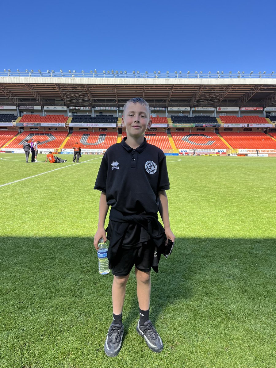 ahowe10's tweet photo. Europe here we come. ✈️⚽️🧡🖤 https://t.co/EDTot0B0sY