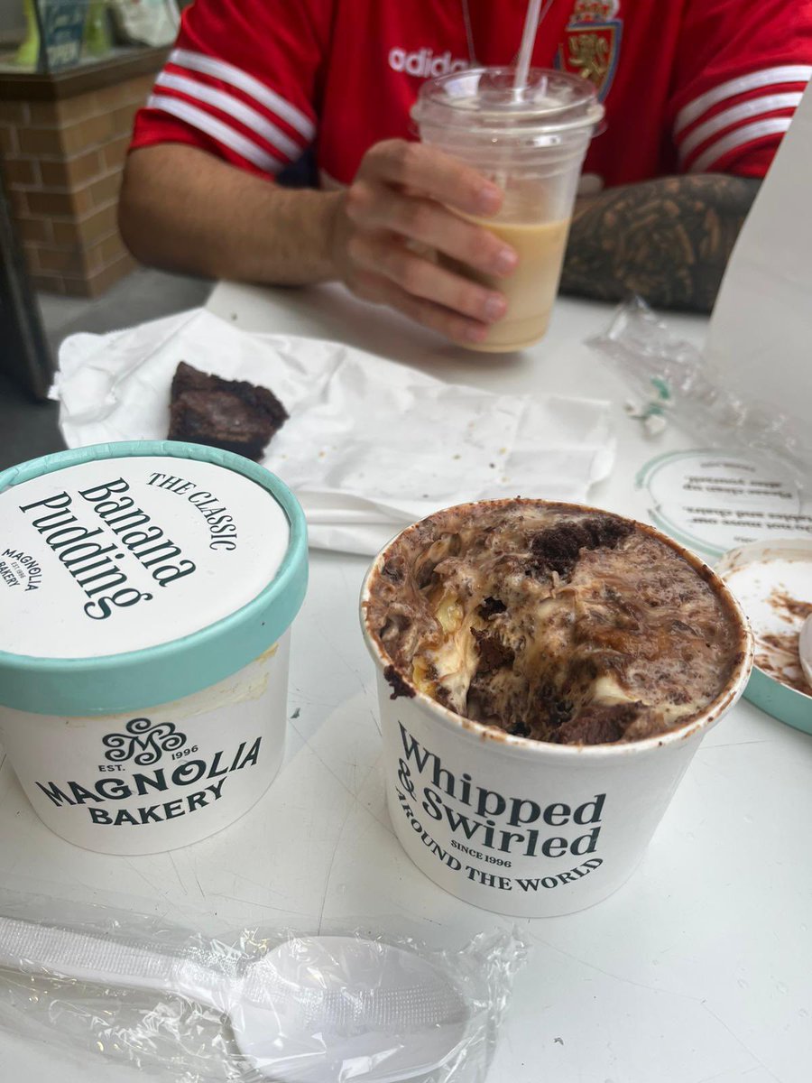 prince23oficial's tweet photo. Lo de que estemos en Nueva York y un hondureño nos haya regalado 2 tarrinas de helado por ser del @RealZaragoza de Kervin Arriaga que es? 
Grande José de Magnolia Bakery (1794 Broadway) https://t.co/6wDdlvSEDz