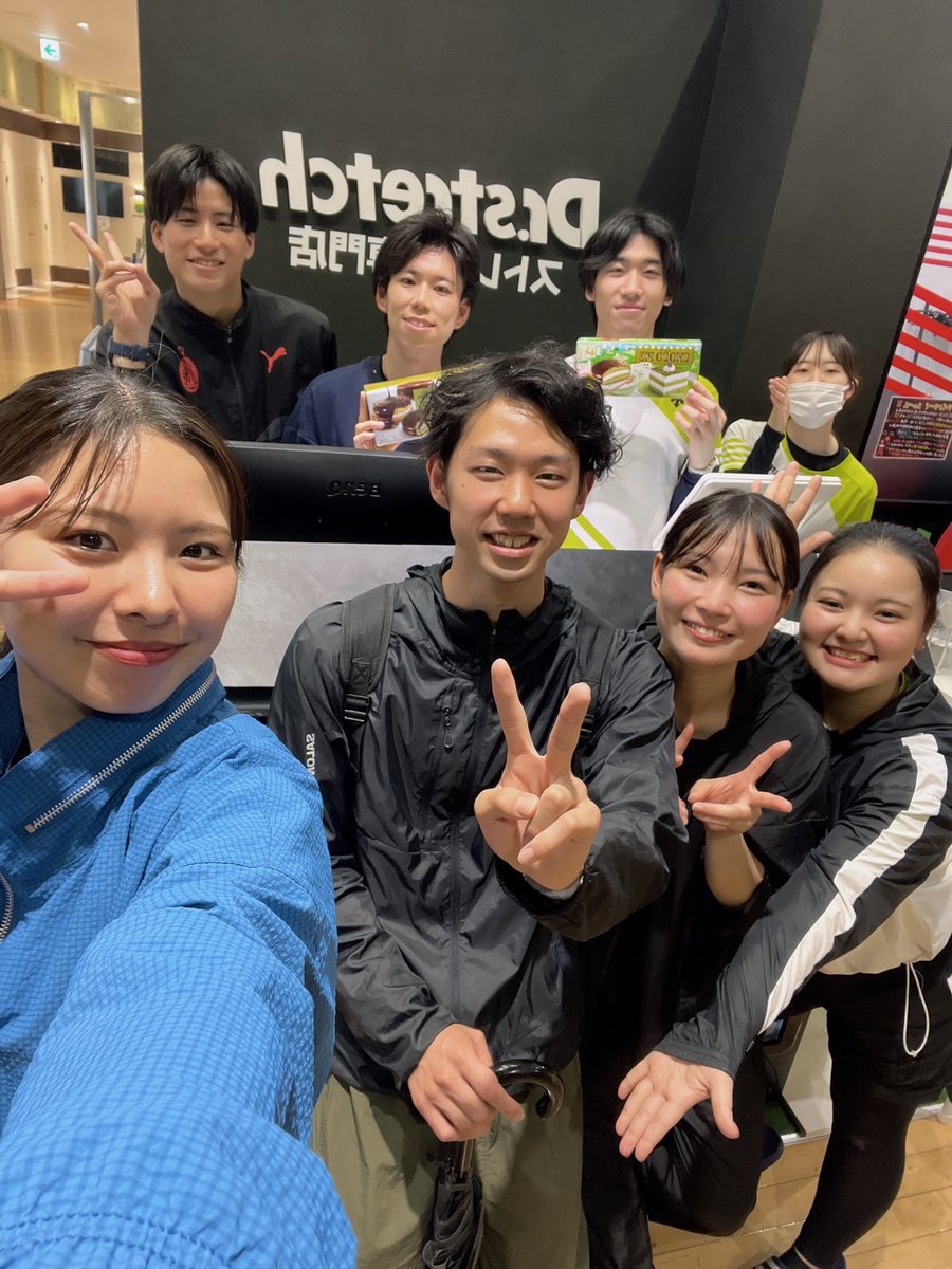 hoop_ayamizawa's tweet photo. まっつん、みづきちがHoopに顔出してくれました✨

リニューアル一緒に頑張った仲間なので、久しぶりに会うと懐かしい気持ちと色んな事が蘇ります😌笑

3.4枚目はまっつんに楽しそうな写真の撮り方を指導中の私です。 https://t.co/y7OBVNCq0X