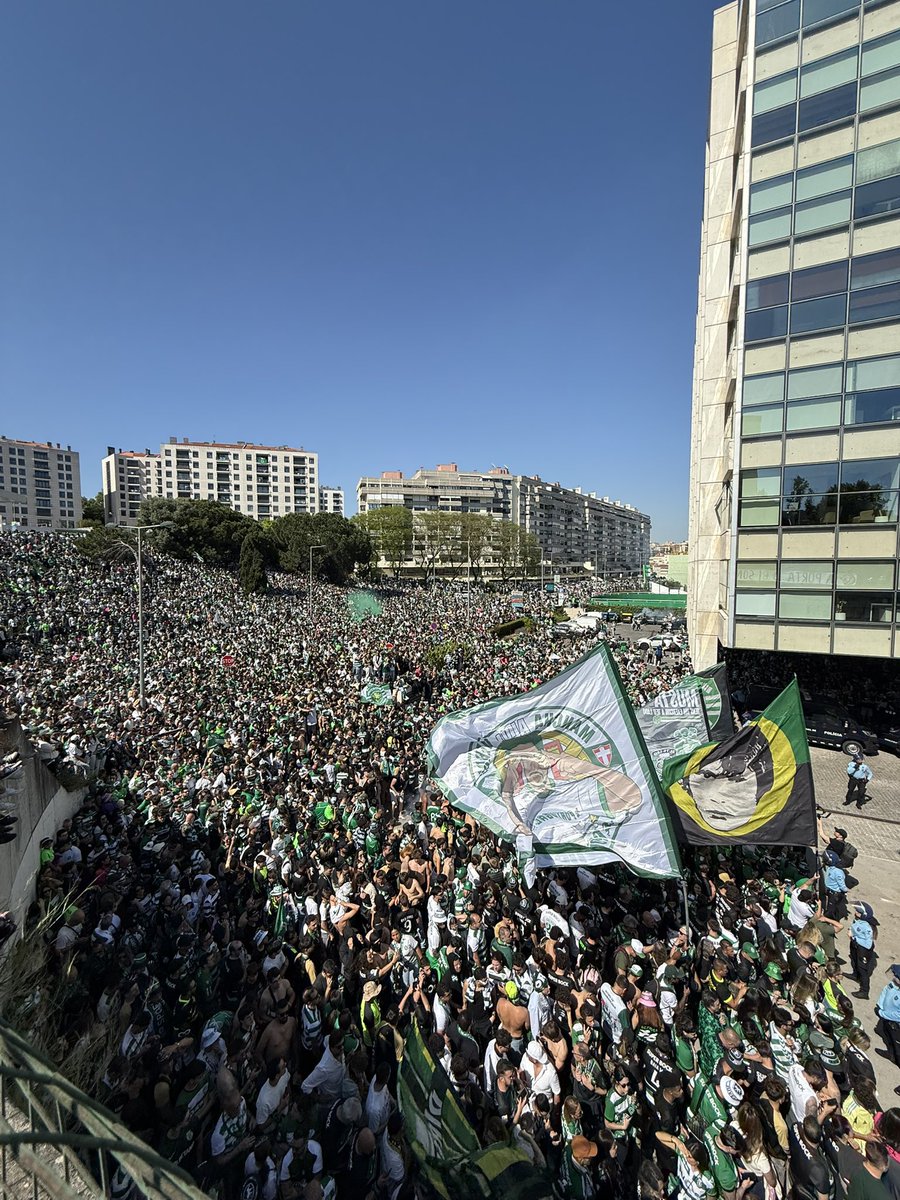W T f. 

What a fans. What an atmosphere… 

Waiting for the team bus to arrive🤯

#scp