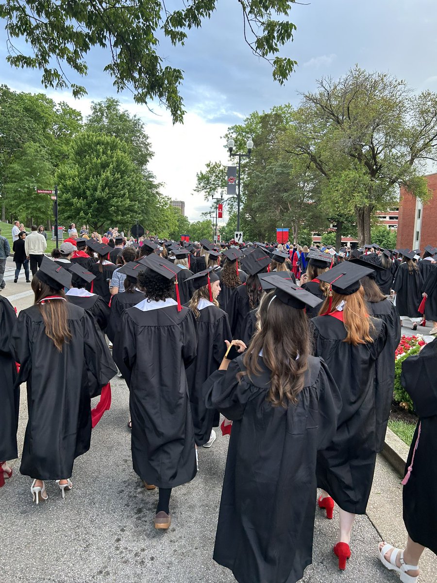 MrM_English's tweet photo. I am officially a WKU graduate, and I’m on my way to become a High School English teacher! My experiences from @CEPTatWKU @WKUCEBS and @ACSHPatriots has prepared me for everything ahead. I’m proud to have been a ACSHS patriot and I will always be a Hilltopper. GO TOPS!!!🎓🎓🎓 https://t.co/1yemQWxPhC