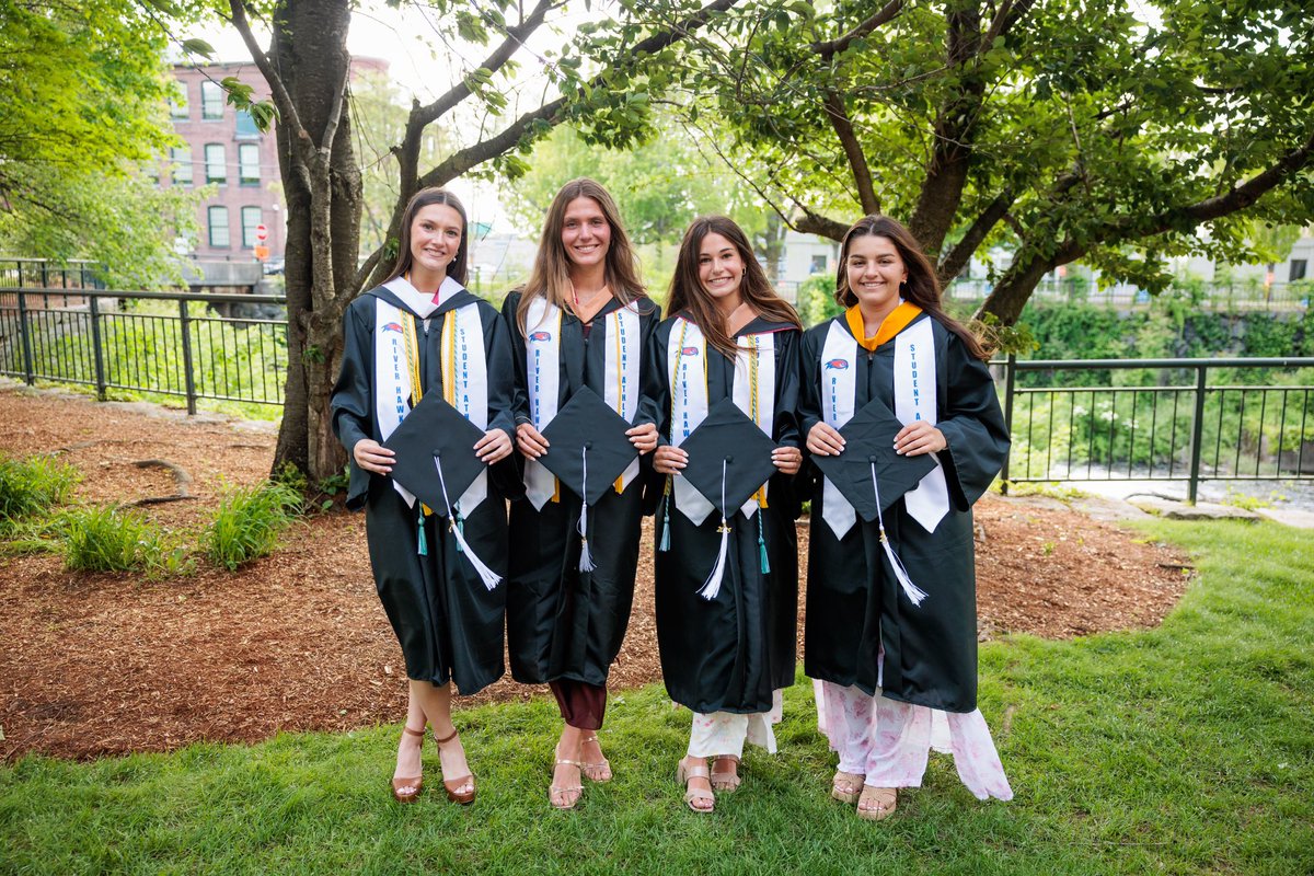 RiverHawkFH's tweet image. Happy graduation day to our seniors!! 💙🎓
#UnitedInBlue | #AlwaysARiverHawk | #AEGrads