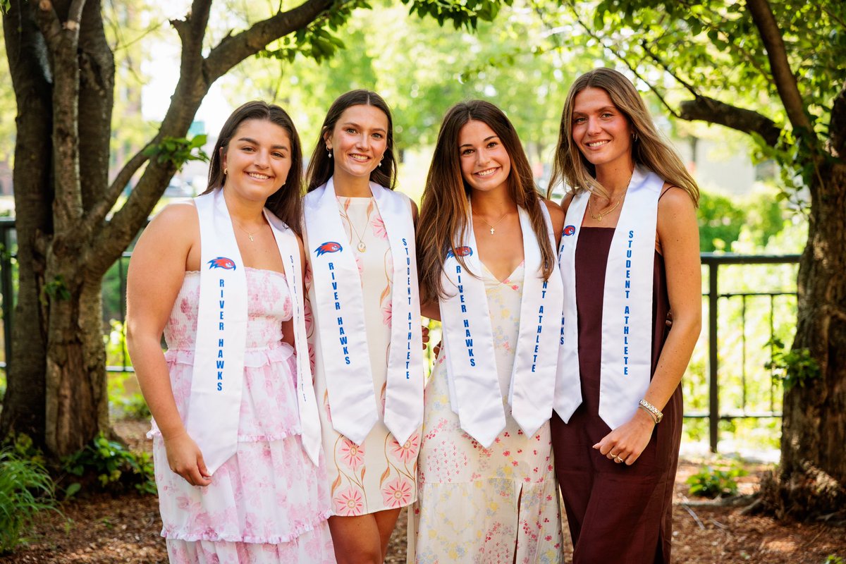 RiverHawkFH's tweet image. Happy graduation day to our seniors!! 💙🎓
#UnitedInBlue | #AlwaysARiverHawk | #AEGrads
