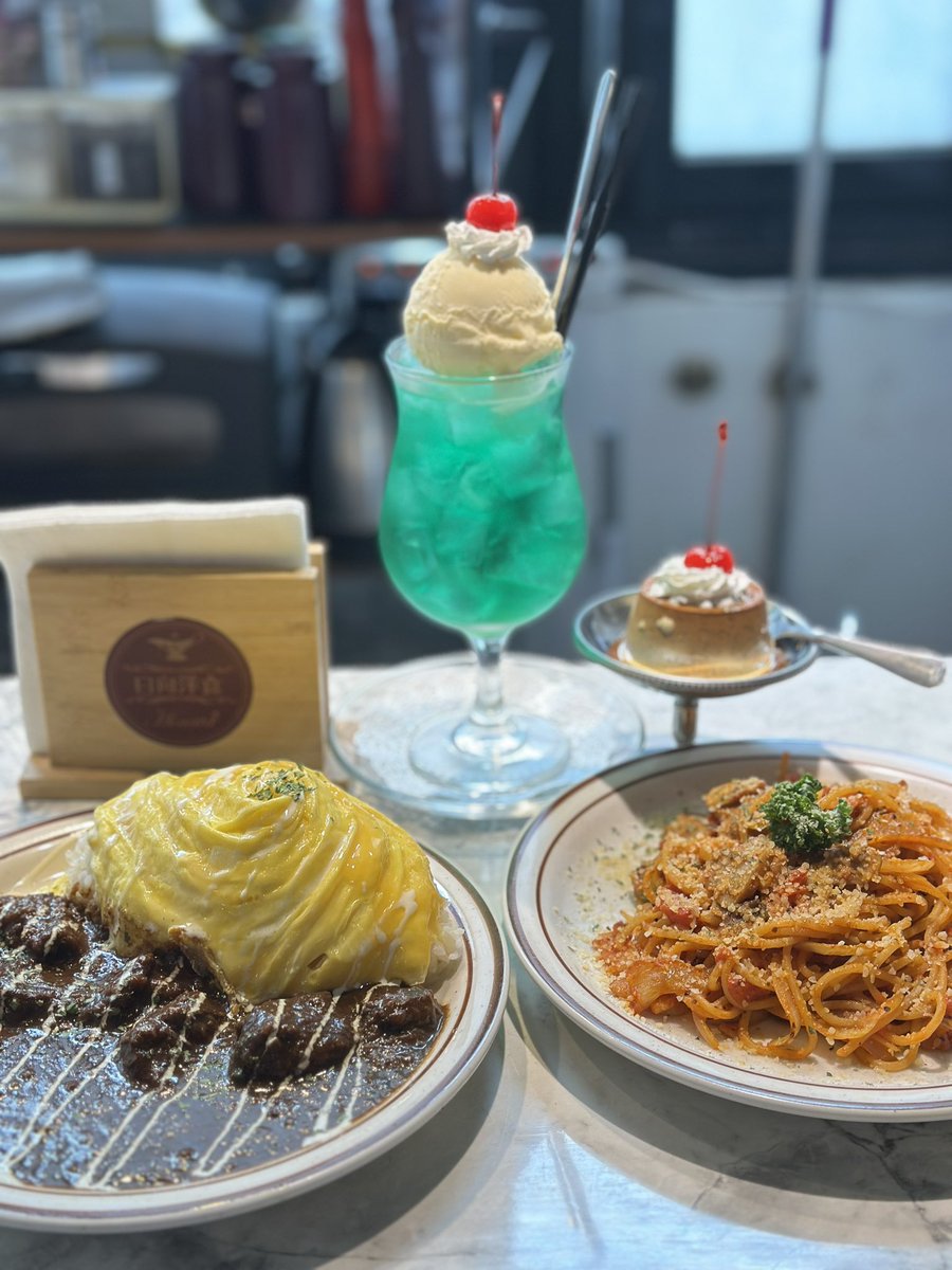 chamonn4's tweet photo. วันนี้ไปกินร้านคาเฟ่สไตล์ญี่ปุ่นวินเทจมา กับข้าวอร่อยมาก แต่เมล่อนโซดาหวานไป สั่งมาถ่ายรูปแล้วสวยอยู่ นโปลิตันรสชาติไม่เหมือนที่อื่นเลยชอบมาก แต่เ��ื่อนบอกว่าข้าวแกงกะหรี่เค็มไปหน่อย #รีวิวไต้หวัน https://t.co/tcmDhmeHst