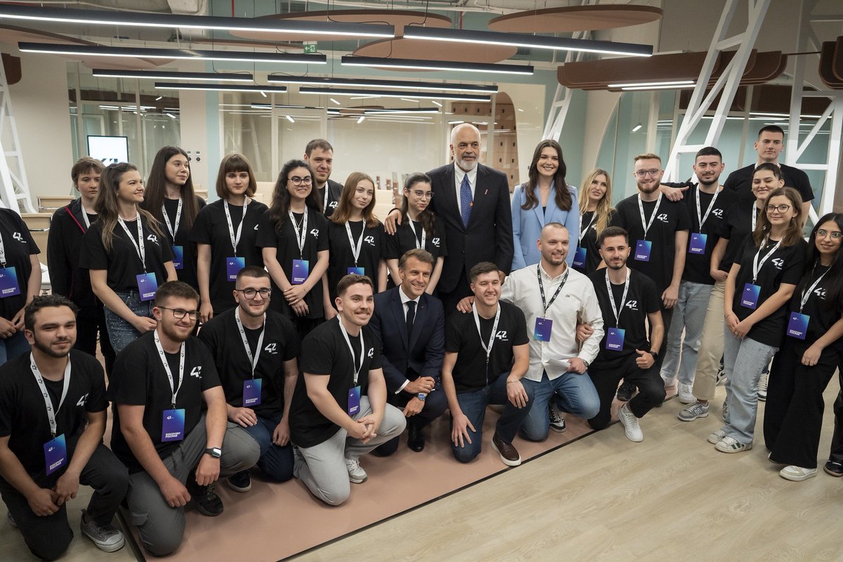 I dashur <a href="/ediramaal/">Edi Rama</a>, të dashur shqiptarë, ju faleminderit për mikpritjen në Tiranë dhe për shkëmbimet tona. Miqësia midis Shqipërisë dhe Francës po forcohet përmes arritjeve konkrete. Vendi juaj e ka vendin e vet në Bashkimin Evropian. Franca ju mbështet në këtë rrugë.