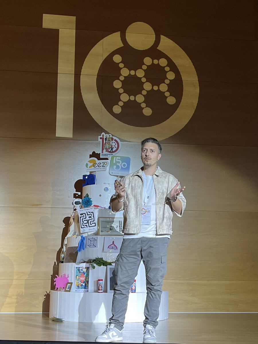 RCRZ_UGR's tweet image. Todos saben que tengo debilidad por @sdesiensia y lo tengo justo a escasos dos metros en @Sci_Granada #Desgrana10 🥰😍 #superfan