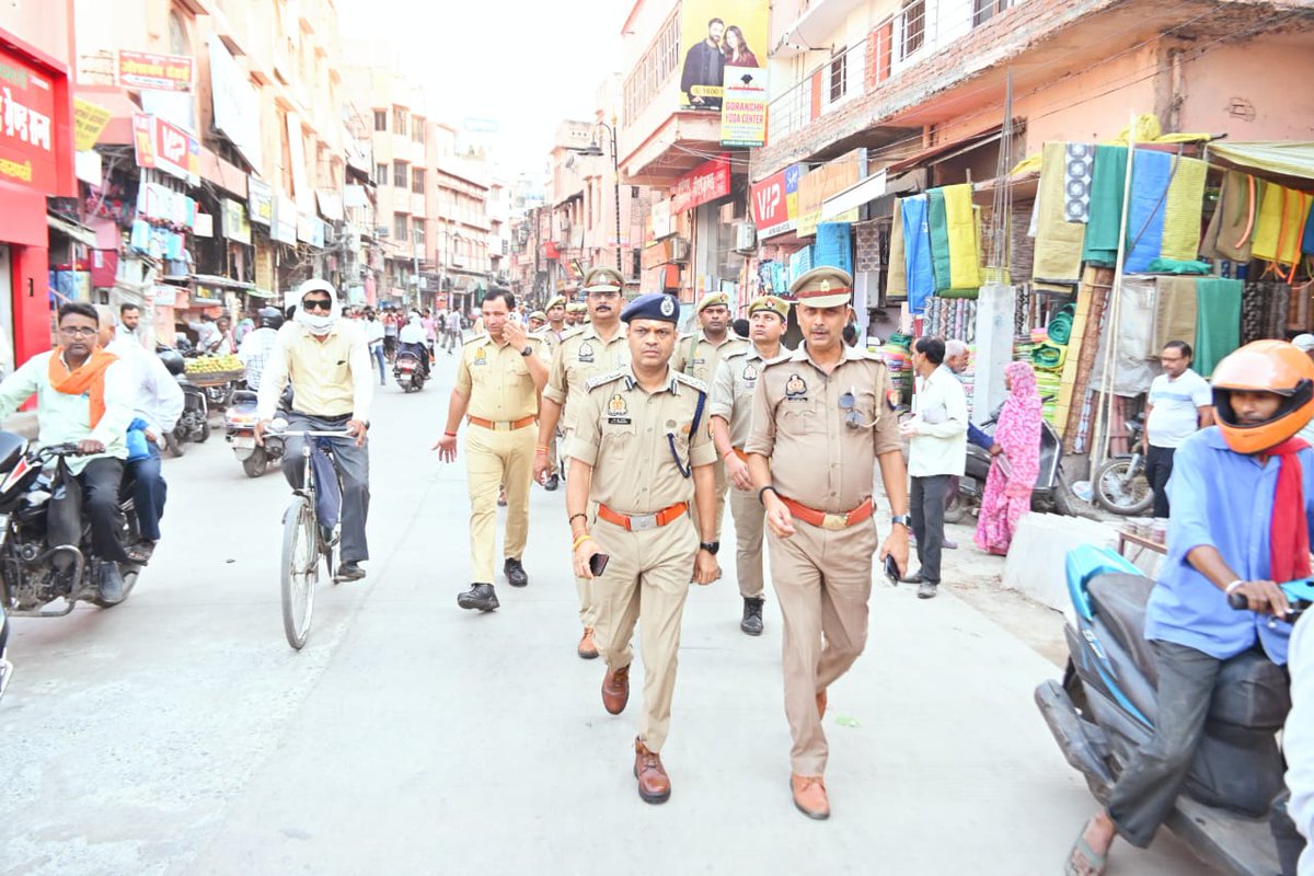 <a href="/AddlLaw/">Addl. C.P. Law & Order VNS</a> द्वारा मैदागिन से गोदौलियाचौराहा तक व आसपास केे संवेदनशील स्थलों का पैदलगश्त करते हुये निरीक्षण किया गया।निरीक्षण के दौरान बेतरतीब खडे वाहनो/अतिक्रमण के संबंध में संबंधित थाना/चौकी प्रभारी को विधिक कार्यवाही करने व अतिक्रमण मुक्त किये जाने के संबंध में दिशानिर्देश दिए गए