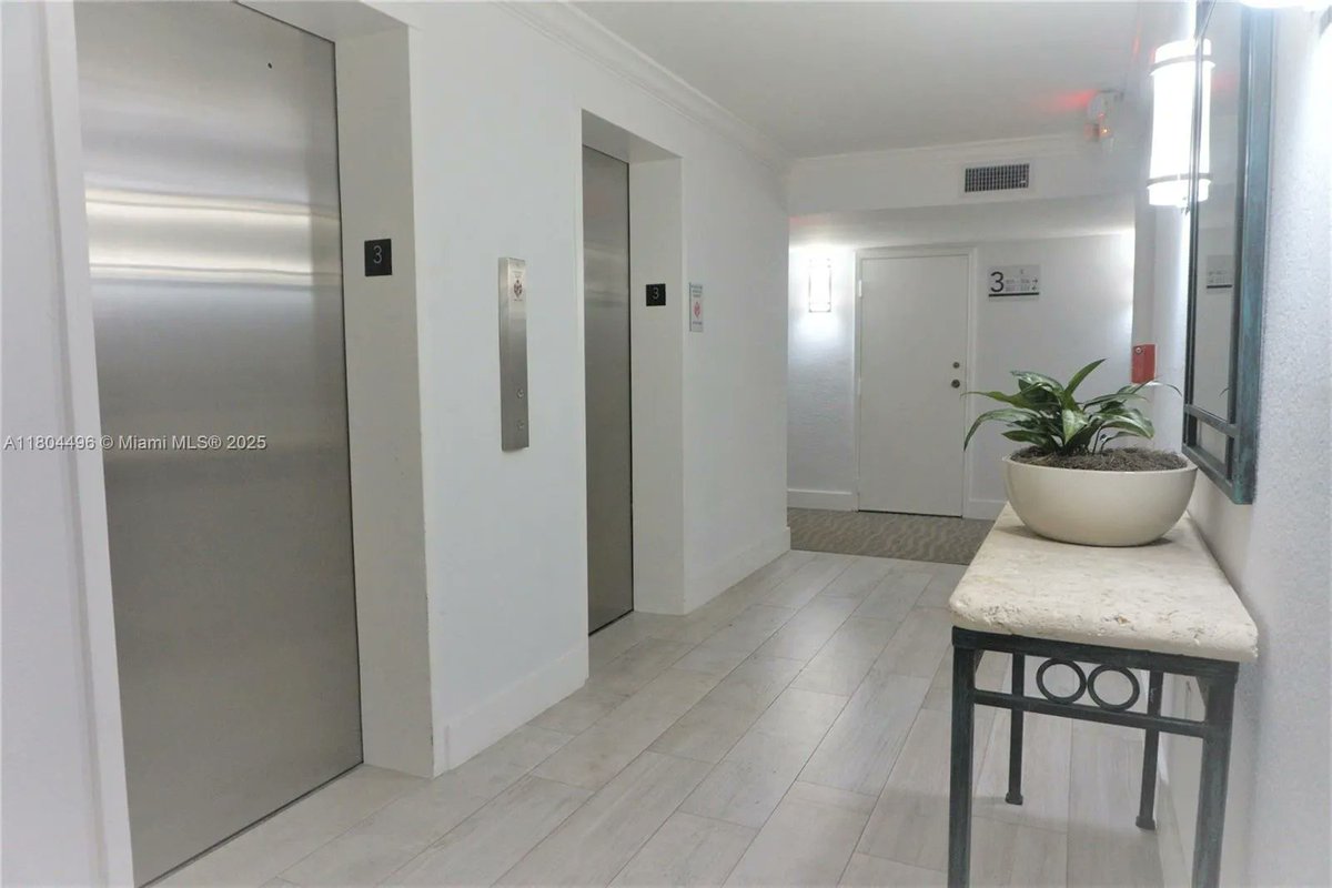 Key4RealEstate's tweet photo. 210 Seaview Dr Unit 308, Key Biscayne, FL, 33149
2 bed | 2 bath 1330 Sq. Ft.
Active | 5500
https://t.co/CNZLYN48TN
Totally renovated converted into a 2BR &amp; Den. Porcelain tile (Crema Marfil), open kitchen in White and 2 Full Baths. Unit is offered fully furnished and equipped:... https://t.co/pF1AsWKUiA
