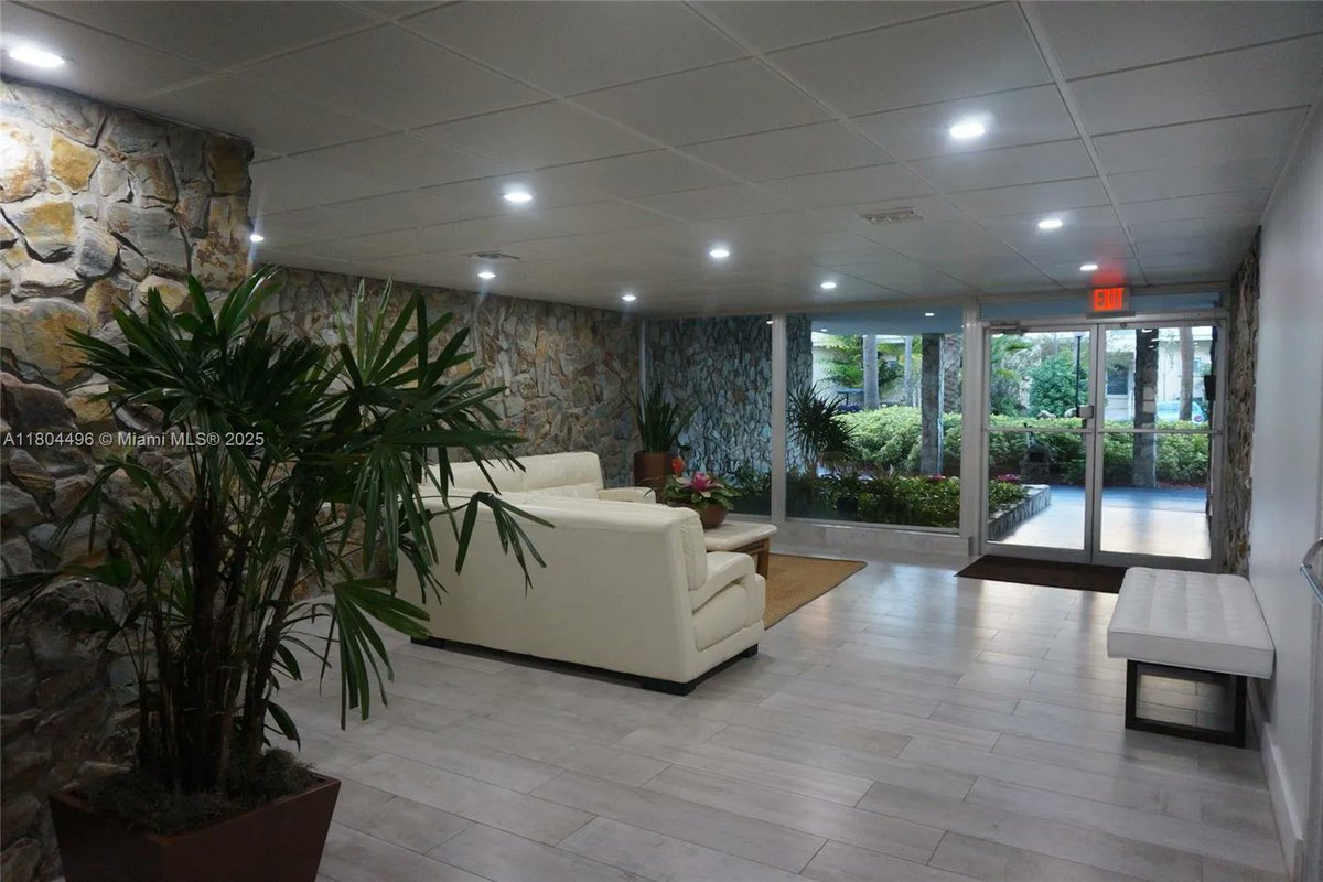 Key4RealEstate's tweet photo. 210 Seaview Dr Unit 308, Key Biscayne, FL, 33149
2 bed | 2 bath 1330 Sq. Ft.
Active | 5500
https://t.co/CNZLYN48TN
Totally renovated converted into a 2BR &amp; Den. Porcelain tile (Crema Marfil), open kitchen in White and 2 Full Baths. Unit is offered fully furnished and equipped:... https://t.co/pF1AsWKUiA