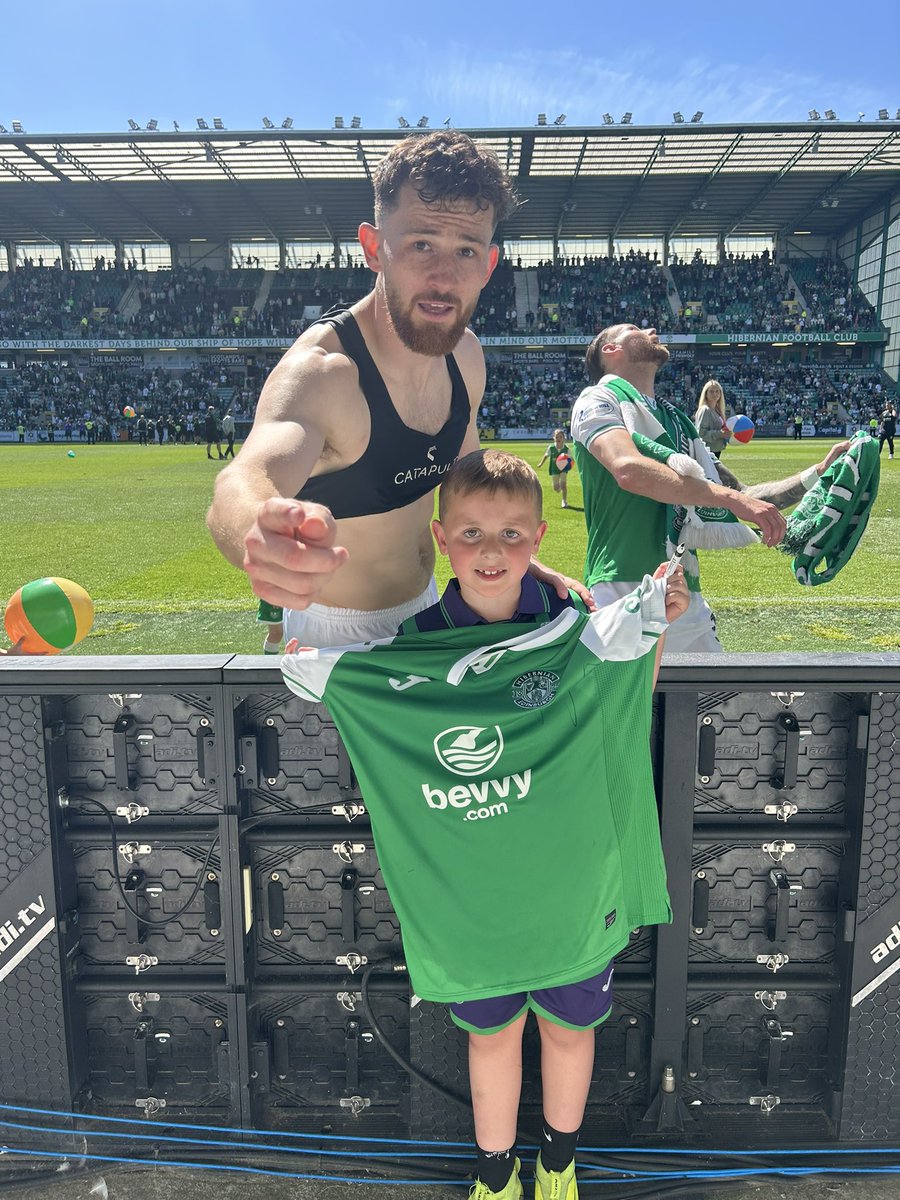 LewisMckinnon2's tweet photo. Thank you @JackIredale14 one happy wee boy ⚽️💚💚🇳🇬 https://t.co/N9GAMBLInh