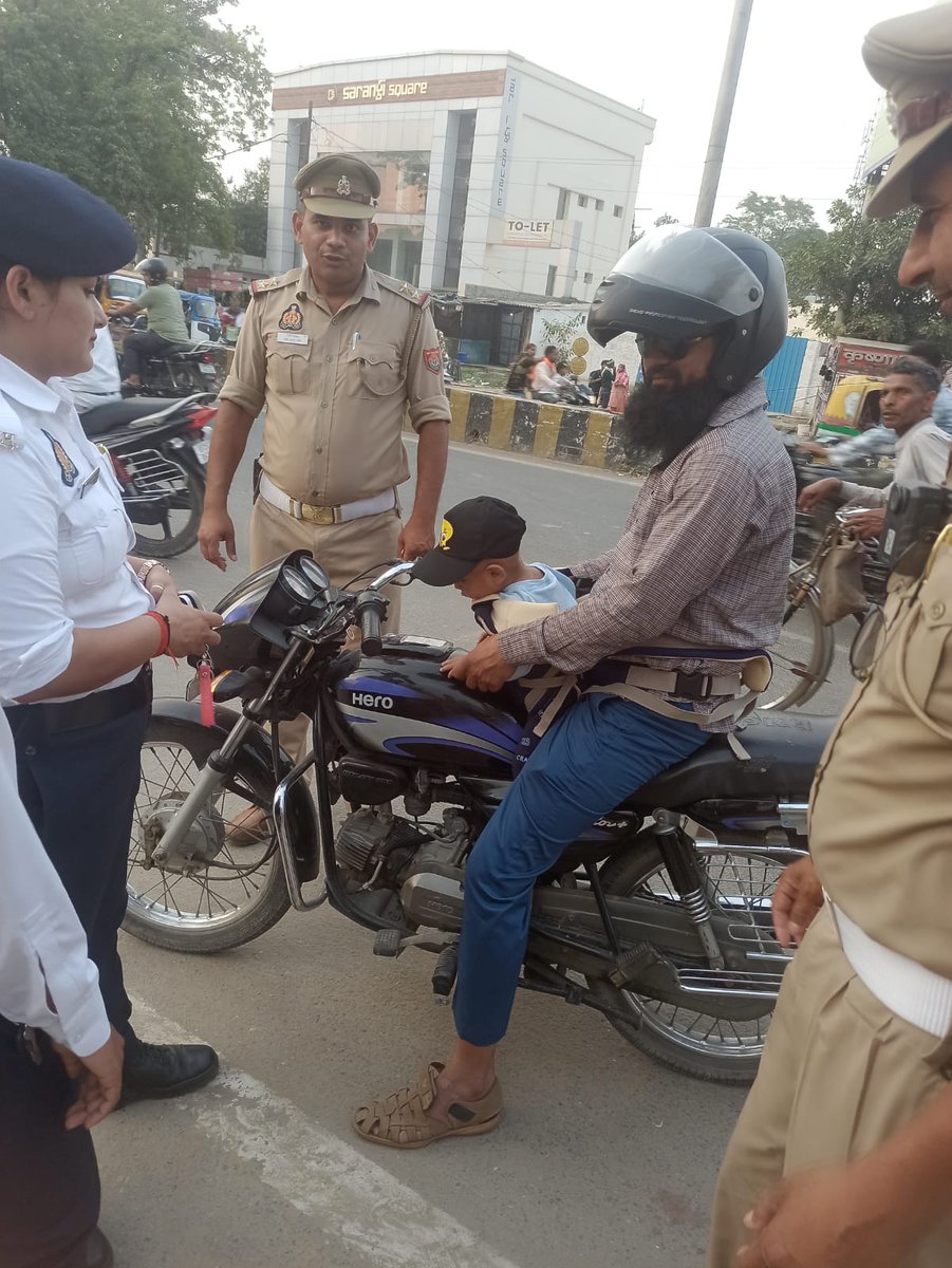 bareillytraffic's tweet photo. डिजिटल रोड सेफ्टी अभियान #परवाह          सड़क सुरक्षा है जरूरी, न समझें इसे मजबूरी,             सड़क सुरक्षा, जीवन रक्षा।           प्राणों को बचाना है,सड़क नियमों का पालन करना और सबसे करवाना है।         बरेली ट्रैफिक पुलिस की एक नई पहल.  दो पहिया वाहन पर बच्चों को सीट बेल्ट पहना अति आवश्यक है
#Parvah 
#RoadSafety 
#BareillyZonePolice 
#परवाह 
#सड़कसुरक्षा 
#बरेलीजोनपुलिस
@Uppolice
@uptrafficpolice
@dgpup
@adgzonebareilly
@igrangebareilly
@bareillypolice
@trfhelplinebry
@kanpurtraffic
@Agratraffic

@Ghaziabadpolic1