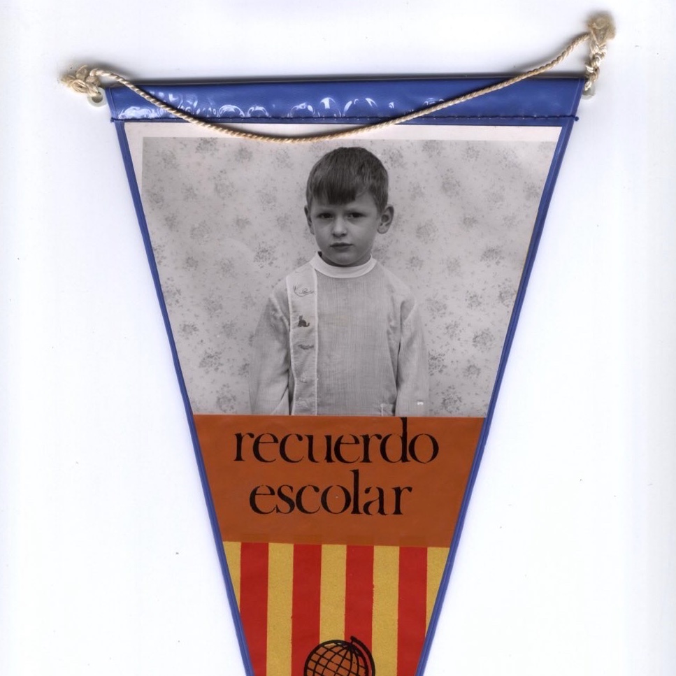 EstebanNavarroS's tweet photo. Cuando tenía 3 años mis padres emigraron desde Murcia a Barcelona, estudié en Mataró hasta los 18, me casé en Canet de Mar con 25 y estuve destinado como Policía Nacional en Barcelona y Girona con 28, por lo que tengo autoridad suficiente como para hablar de Catalunya.
1.- Es mentira que exista un apartheid por ser castellano: mis padres nunca hablaron catalán y nunca nadie les reprochó nada.
2.- Es mentira que si no hablas castellano no te atienden en los comercios: es la estupidez más grande que he escuchado nunca.
3.- Es mentira que se odie a la Policía Nacional, me sentí muy querido el tiempo que serví en Barcelona.
4.- Es mentira que haya más delincuencia que otras ciudades de tamaño similar y con una cuota tan alta de turismo: he estado destinado en Madrid y les recomiendo que no salgan a hacer footing por el parque del Retiro, según a qué horas.
5.- Los que hablan mal de Barcelona, en particular, y de Catalunya, en general, 'no saben de què parlen'.

Y hasta aquí mi análisis.