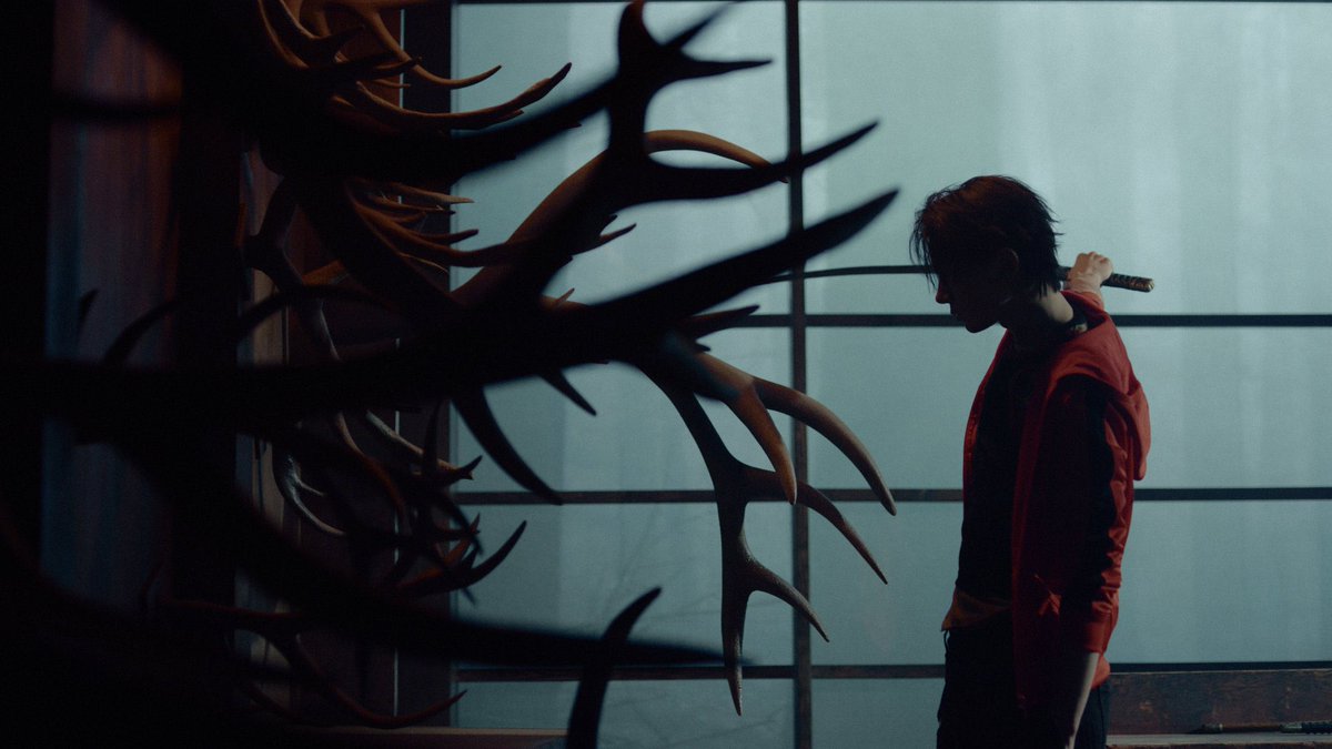 omg is he holding a katana