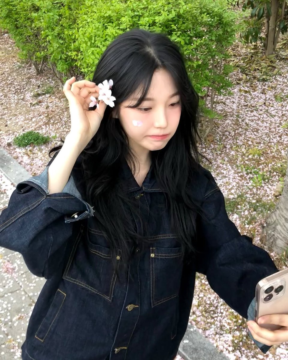 jiaheon's tweet photo. Petals fall like soft confessions, and spring lingers on my fingertips. In this quiet moment, even the breeze seems to smile. https://t.co/WemLOouKyu