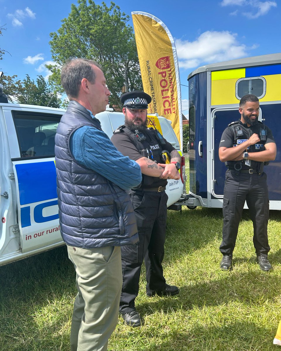 matthewbarberUK's tweet photo. Caught up with officers from the @TVPRuralCrime Taskforce this afternoon at the Oxfordshire Young Farmers County Show in #Blewbury. ๐ฎ๐ฝโโ๏ธ๐
#ruralcrime #localpolicing #oxfordshire #farming https://t.co/k5YYFH3t1f
