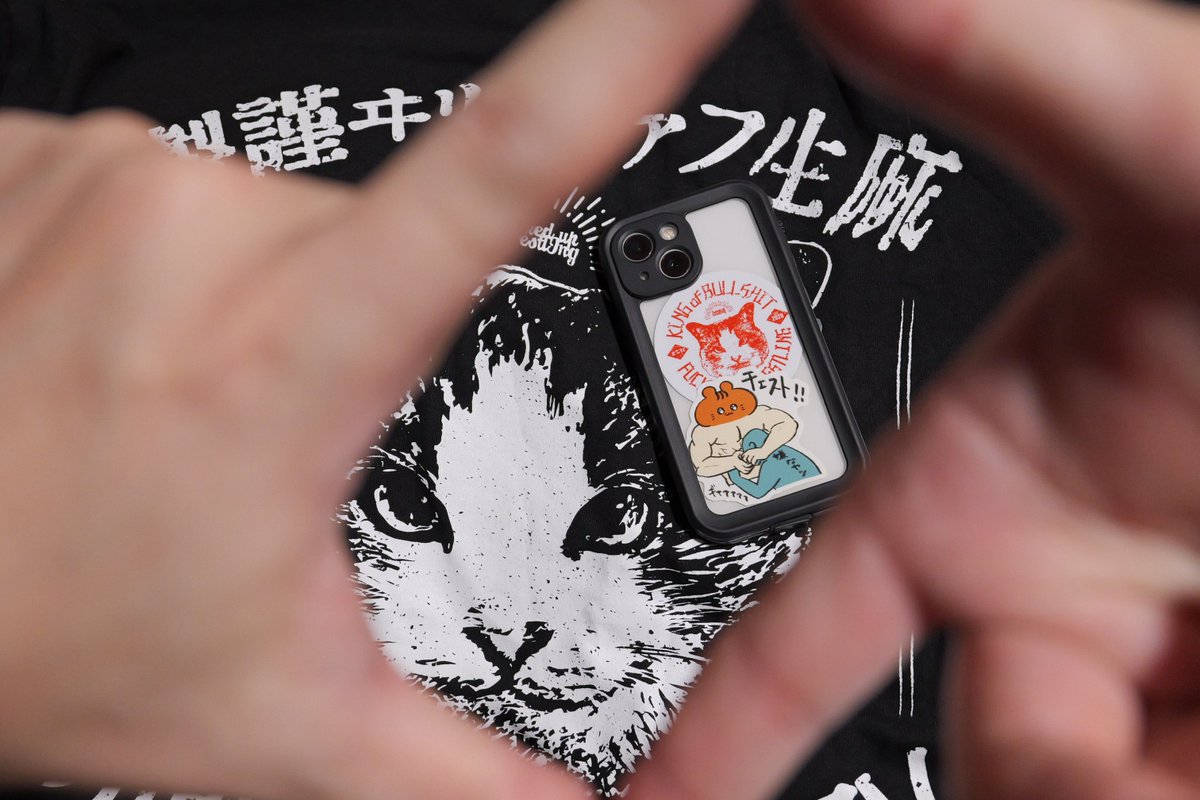 suge__'s tweet photo. 四角いスマホにも似合うマオファクシール
元々気に入ってるムキリスとセットで
かわいいとかっこいいと、猫と筋肉とプロレスと。好きなもん詰め合わせ
嫌なヤツはヘッドロック
#MAO #maofac https://t.co/mhBgc1R4iK
