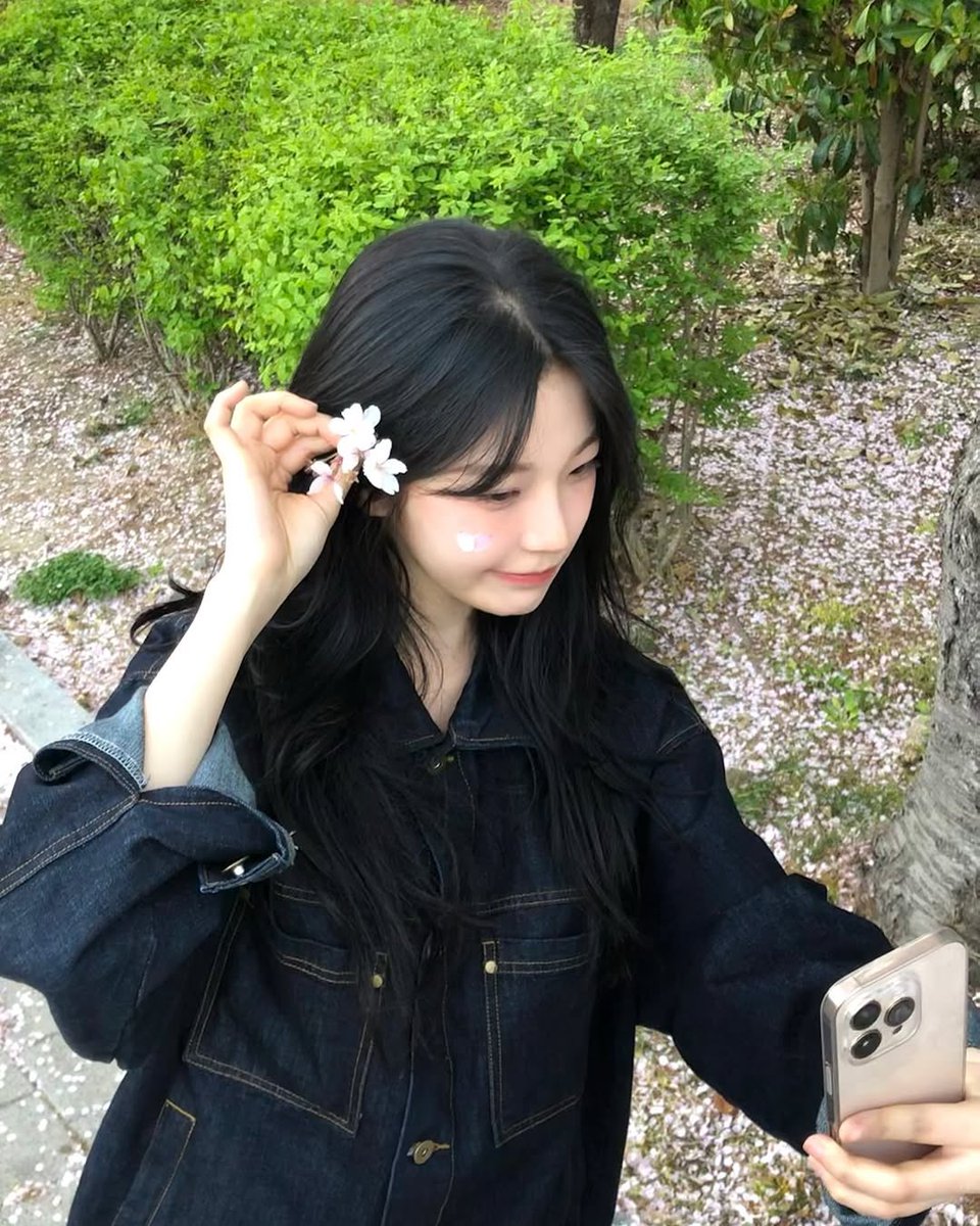 jiaheon's tweet photo. Petals fall like soft confessions, and spring lingers on my fingertips. In this quiet moment, even the breeze seems to smile. https://t.co/WemLOouKyu